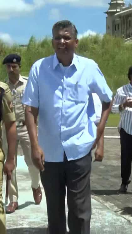 ಬೆಳಗಾವಿಯ ಸುವರ್ಣಸೌಧಕ್ಕೆ ಹೆಲಿಕಾಪ್ಟರ್​ನಲ್ಲಿ ಸತೀಶ್ ಜಾರಕಿಹೊಳಿ ಎಂಟ್ರಿ