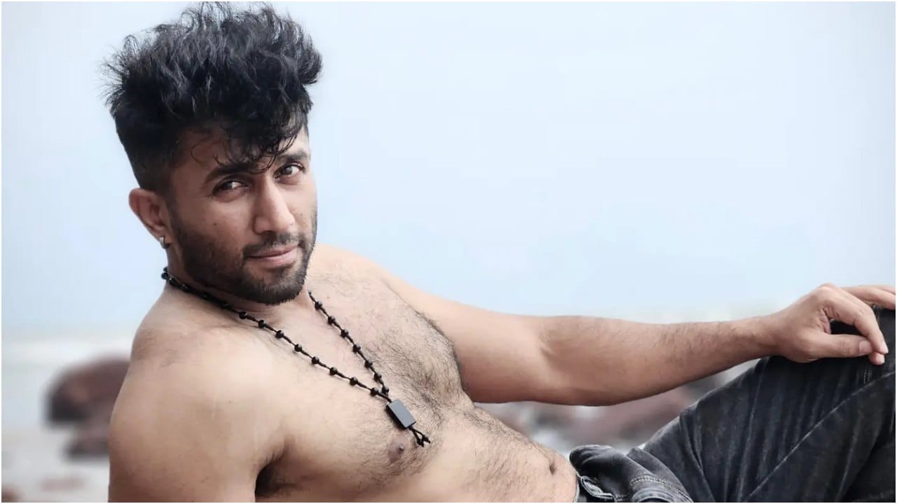ಯಶ್ವಂತ್: 'ನಂದಗೋಕುಲ' ಧಾರಾವಾಹಿಯಲ್ಲಿ ಕೇಶವ ಪಾತ್ರದ ಮೂಲಕ ಜನಪ್ರಿಯತೆ ಗಳಿಸಿದ್ದ ಇವರು, ಬಿಗ್ ಬಾಸ್ ಆರಂಭದ ಬೆನ್ನಲ್ಲೇ ಸೀರಿಯಲ್‌ನಿಂದ ದಿಢೀರ್ ನಿರ್ಗಮಿಸಿದ್ದು ಹಲವು ಅನುಮಾನಗಳಿಗೆ ಕಾರಣವಾಗಿದೆ. ಅವರು ಸಿನಿಮಾ ಪ್ರಚಾರಕ್ಕೆ ಹೀಗೆ ಮಾಡುತ್ತಿದ್ದೇನೆ ಎಂದಿದ್ದಾರೆಯಾದರೂ, ಅಸಲಿಯತ್ತು ಬೇರೆಯದೇ ಇದೆಯೇ ಎಂಬ ಪ್ರಶ್ನೆ ಮೂಡಿದೆ. 