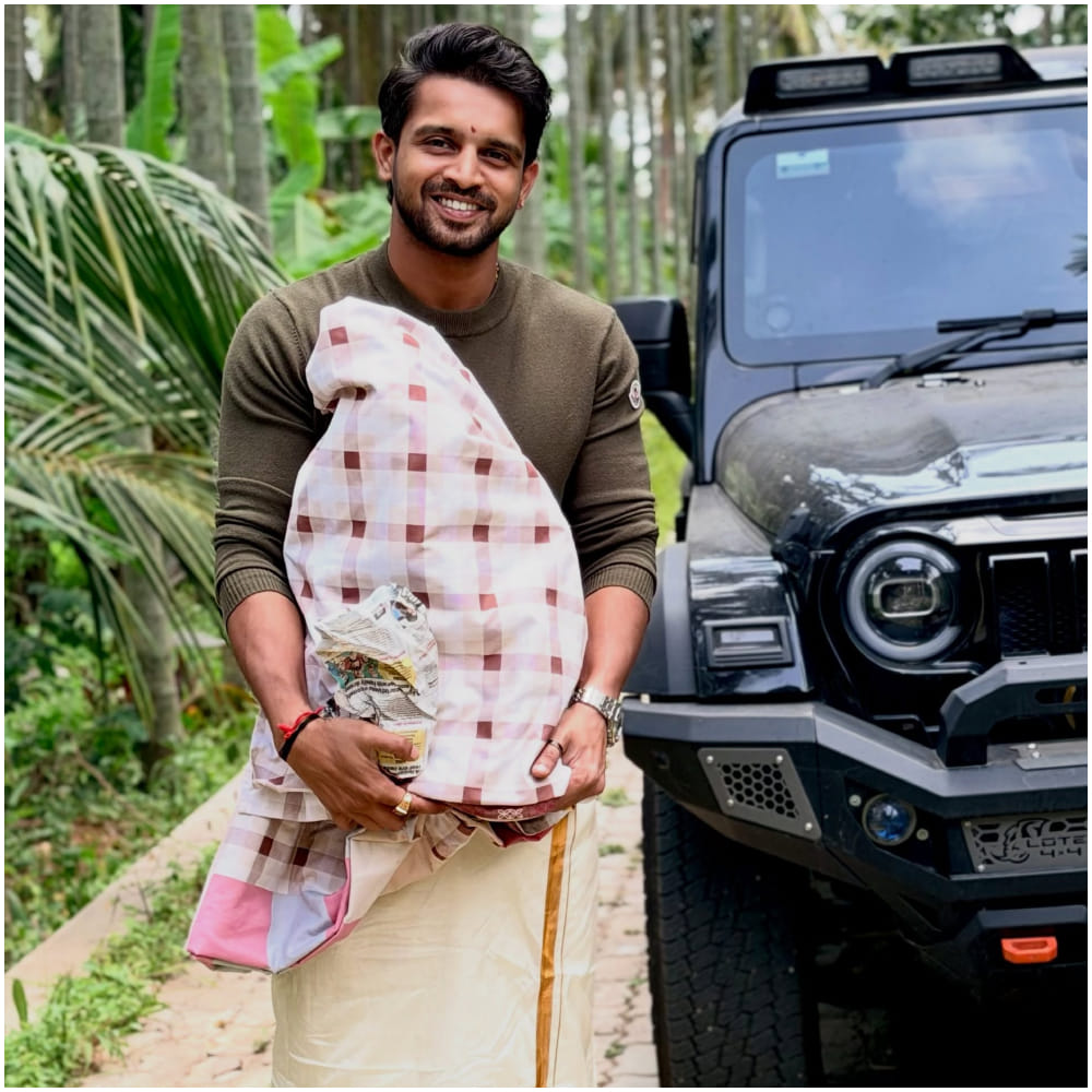 ನಟ ಕಿರಣ್ ರಾಜ್ ಸಂಪ್ರದಾಯಿಕ ಪಂಚೆ ತೊಟ್ಟು, ತಮ್ಮ ವಾಹನದ ಮುಂದೆ ಗಣೇಶ ಮೂರ್ತಿಯನ್ನು ಪವಿತ್ರ ವಸ್ತ್ರದಲ್ಲಿ ಹಿಡಿದು ಮನೆಗೆ ತರುತ್ತಿರುವ ಸುಂದರ ಕ್ಷಣ ಇಲ್ಲಿದೆ.