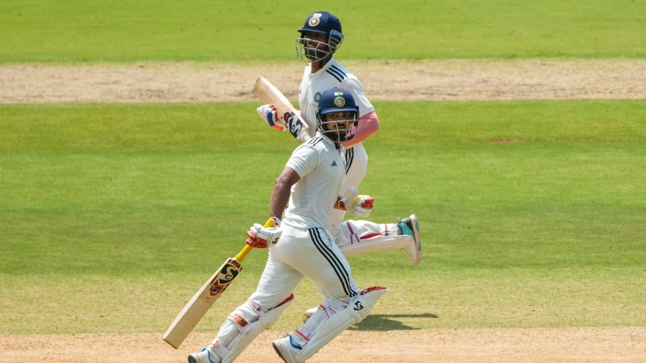 ಇಶಾನ್ ಕಿಶನ್ಗೂ ಮೊದಲು, ರಮಣ್ ಲಂಬಾ ಮತ್ತು ಗಗನ್ ಖೋಡಾ ಮಾತ್ರ ದುಲೀಪ್ ಟ್ರೋಫಿಯಲ್ಲಿ ತ್ರಿಶತಕ ಬಾರಿಸಿದ ಸಾಧನೆ ಮಾಡಿದ್ದಾರೆ. ರಮಣ್ ಲಂಬಾ ಅವರ ಅತ್ಯಧಿಕ 320 ರನ್ಗಳ ಇನ್ನಿಂಗ್ಸ್ ಆಡಿದ್ದರೆ, ಗಗನ್ ಖೋಡಾ ಕೂಡ ದುಲೀಪ್ ಟ್ರೋಫಿಯಲ್ಲಿ ಅಜೇಯ 300 ರನ್ ಬಾರಿಸಿದ್ದರು(PC-PTI).