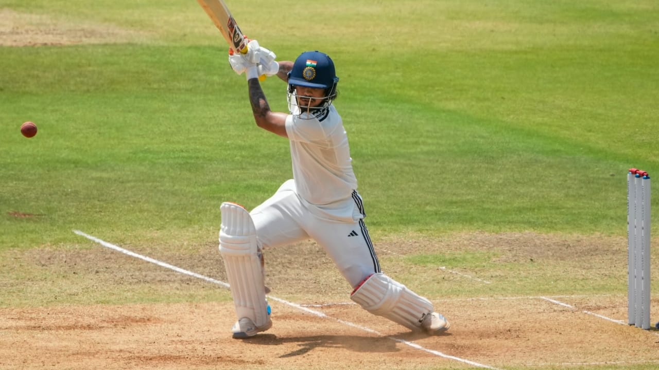ಇನ್ನು ದುಲೀಪ್ ಟ್ರೋಫಿಯ ಇನ್ನಿಂಗ್ಸ್ವೊಂದರಲ್ಲಿ ಅತ್ಯಧಿಕ ರನ್ ಬಾರಿಸಿದ ಆಟಗಾರರ ಪಟ್ಟಿಯಲ್ಲಿ ಕಿಶನ್ 7ನೇ ಸ್ಥಾನವನ್ನು ಪಡೆದುಕೊಂಡಿದ್ದಾರೆ. ಇದರ ಜೊತೆಗೆ ಇಶಾನ್ ಕಿಶನ್ ಪ್ರಥಮ ದರ್ಜೆ ಕ್ರಿಕೆಟ್ನಲ್ಲಿ ನಾಲ್ಕು ಸಾವಿರ ರನ್ಗಳನ್ನು ಪೂರ್ಣಗೊಳಿಸಿದ ಸಾಧನೆಯನ್ನು ಮಾಡಿದರು(PC-PTI).