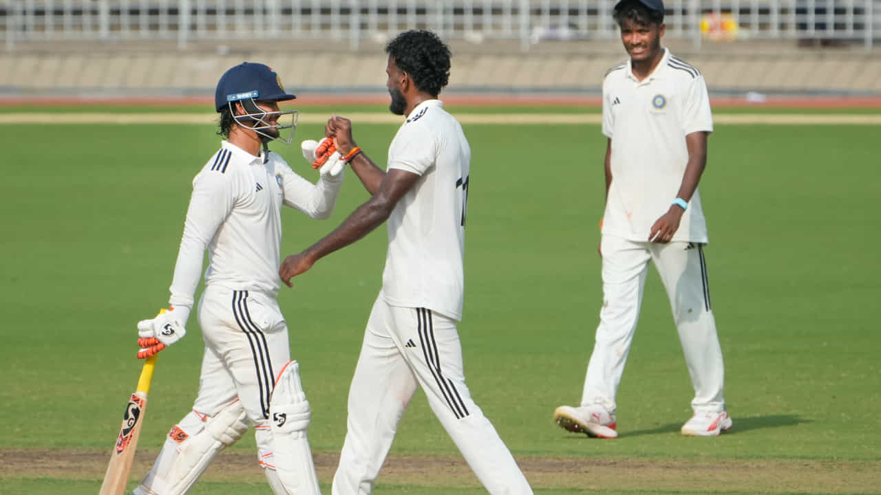 ಚೆನ್ನೈನಲ್ಲಿ ನಡೆಯುತ್ತಿರುವ ದುಲೀಪ್ ಟ್ರೋಫಿ ಫೈನಲ್ ಪಂದ್ಯದಲ್ಲಿ ದಕ್ಷಿಣ ವಲಯ ತಂಡದ ವಿರುದ್ಧ ಪೂರ್ವ ವಲಯ ತಂಡ ಸಂಪೂರ್ಣ ಮೇಲುಗೈ ಸಾಧಿಸಿದೆ. ಮೊದಲ ಇನ್ನಿಂಗ್ಸ್ನಲ್ಲಿ 372 ರನ್ಗಳ ಬೃಹತ್ ಮುನ್ನಡೆಯೊಂದಿಗೆ ಎರಡನೇ ಇನ್ನಿಂಗ್ಸ್ ಆರಂಭಿಸಿರುವ ಪೂರ್ವ ವಲಯ ಪರ ಮತ್ತೊಮ್ಮ ನಾಯಕ ಇಶಾನ್ ಕಿಶನ್ ಸ್ಮರಣೀಯ ಇನ್ನಿಂಗ್ಸ್ ಆಡಿದ್ದಾರೆ(PC-PTI).