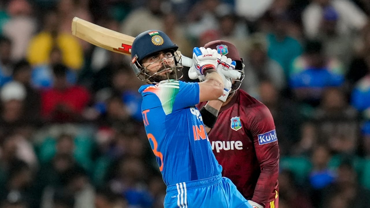 ನಿಖರವಾಗಿ ಮೂರು ವರ್ಷಗಳ ಹಿಂದೆ ಅಂದರೆ 2023 ರಲ್ಲಿ ಕೊಹ್ಲಿ, ಇದೇ ಮೈದಾನದಲ್ಲಿ ಶ್ರೀಲಂಕಾ ವಿರುದ್ಧದ ಪಂದ್ಯದಲ್ಲಿ 8 ಸಿಕ್ಸರ್ಗಳನ್ನು ಬಾರಿಸಿದ್ದರು. ಈಗ, ಅದೇ ಕ್ರೀಡಾಂಗಣದಲ್ಲಿ ವೆಸ್ಟ್ ಇಂಡೀಸ್ ವಿರುದ್ಧ 9 ಸಿಕ್ಸರ್ಗಳನ್ನು ಬಾರಿಸುವ ಮೂಲಕ ತಮ್ಮ ವೈಯಕ್ತಿಕ ದಾಖಲೆಯನ್ನು ಮತ್ತಷ್ಟು ಸುಧಾರಿಸಿಕೊಂಡಿದ್ದಾರೆ(PC-PTI).