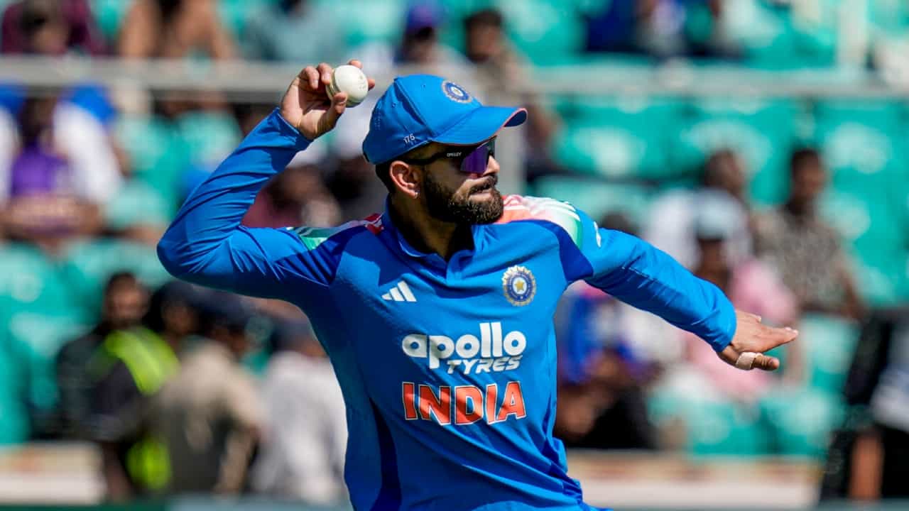 ಭಾರತ ಮತ್ತು ವೆಸ್ಟ್ ಇಂಡೀಸ್ ತಂಡಗಳು ಇಂದು ಅಂದರೆ ಸೆಪ್ಟೆಂಬರ್ 27 ರಂದು ಗ್ರೀನ್ಫೀಲ್ಡ್ ಅಂತರರಾಷ್ಟ್ರೀಯ ಕ್ರೀಡಾಂಗಣದಲ್ಲಿ ಪರಸ್ಪರ ಮುಖಾಮುಖಿಯಾಗಿದ್ದವು. ಈ ಪಂದ್ಯದೊಂದಿಗೆ ಮಾಜಿ ನಾಯಕ ವಿರಾಟ್ ಕೊಹ್ಲಿ ಕೂಡ ಬಹಳ ದಿನಗಳ ನಂತರ ಕಾಣಿಸಿಕೊಂಡಿದ್ದರು. ಅಲ್ಲದೆ ಮೊದಲ ಏಕದಿನ ಪಂದ್ಯದಲ್ಲಿ ಮೈದಾನಕ್ಕಿಳಿದ ಕೊಹ್ಲಿ, ಭಾರತದ ಮಾಜಿ ನಾಯಕ ಮೊಹಮ್ಮದ್ ಅಜರುದ್ದೀನ್ ಅವರ 28 ವರ್ಷಗಳ ಹಳೆಯ ದಾಖಲೆಯನ್ನು ಮುರಿದಿದ್ದಾರೆ(PC-PTI).