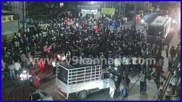 6 ವರ್ಷದ ಬಾಲಕಿ ಜತೆ ಅಸಭ್ಯ ವರ್ತನೆ ಆರೋಪದ ಬಳಿಕ ಕೋಲಾರದಲ್ಲಿ ಉದ್ವಿಗ್ನ ಪರಿಸ್ಥಿತಿ: ರಸ್ತೆ ತಡೆ, ಪ್ರತಿಭಟನೆ 6 ವರ್ಷದ ಬಾಲಕಿ ಜತೆ ಅಸಭ್ಯ ವರ್ತನೆ ಆರೋಪದ ಬಳಿಕ ಕೋಲಾರದಲ್ಲಿ ಉದ್ವಿಗ್ನ ಪರಿಸ್ಥಿತಿ: ರಸ್ತೆ ತಡೆ, ಪ್ರತಿಭಟನೆ
