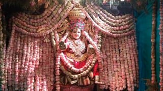 ಶ್ರಾವಣ ಮಾಸದ ಕೊನೆಯ ಶುಕ್ರವಾರದ ಹಿನ್ನೆಲೆ ಕೋಲಾರಮ್ಮನಿಗೆ 10,108 ತಾವರೆ ಹೂವಿನ ಅಲಂಕಾರ