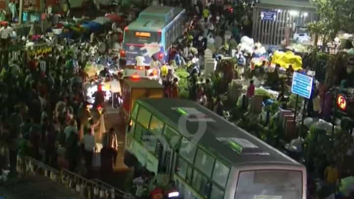 ಗೌರಿ-ಗಣೇಶ ಹಬ್ಬಕ್ಕೆ ಖರೀದಿ ಭರಾಟೆ ಜೋರು: ಕೆ.ಆರ್.ಮಾರ್ಕೆಟ್ನಲ್ಲಿ ಜನ ಸಾಗರ; ಟ್ರಾಫಿಕ್ ಜಾಮ್ ಗೌರಿ-ಗಣೇಶ ಹಬ್ಬಕ್ಕೆ ಖರೀದಿ ಭರಾಟೆ ಜೋರು: ಕೆ.ಆರ್.ಮಾರ್ಕೆಟ್ನಲ್ಲಿ ಜನ ಸಾಗರ; ಟ್ರಾಫಿಕ್ ಜಾಮ್