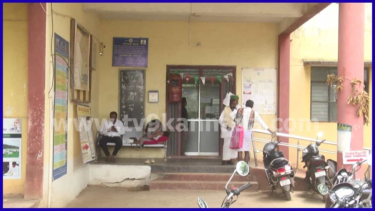 ಗದಗ ತಹಶೀಲ್ದಾರ ಕಚೇರಿಯಲ್ಲಿ ಸದಾ ಸರ್ವರ್ ಡೌನ್: ದಾಖಲೆ ಪಡೆಯಲು ದಿನವಿಡೀ ಸರ್ಕಾರಿ ಕಚೇರಿಯಲ್ಲಿ ‘ಕುಸ್ತಿ’!