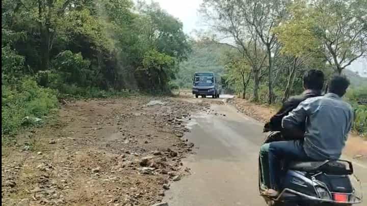 ಧಾರಾಕಾರ ಮಳೆಗೆ ಮಂಡ್ಯ, ಹನೂರು ತತ್ತರ: ಎಂ.ಎಂ. ಹಿಲ್ಸ್ನಲ್ಲಿ ಗುಡ್ಡ ಕುಸಿದು ವಾಹನ ಸವಾರರ ಪರದಾಟ ಧಾರಾಕಾರ ಮಳೆಗೆ ಮಂಡ್ಯ, ಹನೂರು ತತ್ತರ: ಎಂ.ಎಂ. ಹಿಲ್ಸ್ನಲ್ಲಿ ಗುಡ್ಡ ಕುಸಿದು ವಾಹನ ಸವಾರರ ಪರದಾಟ