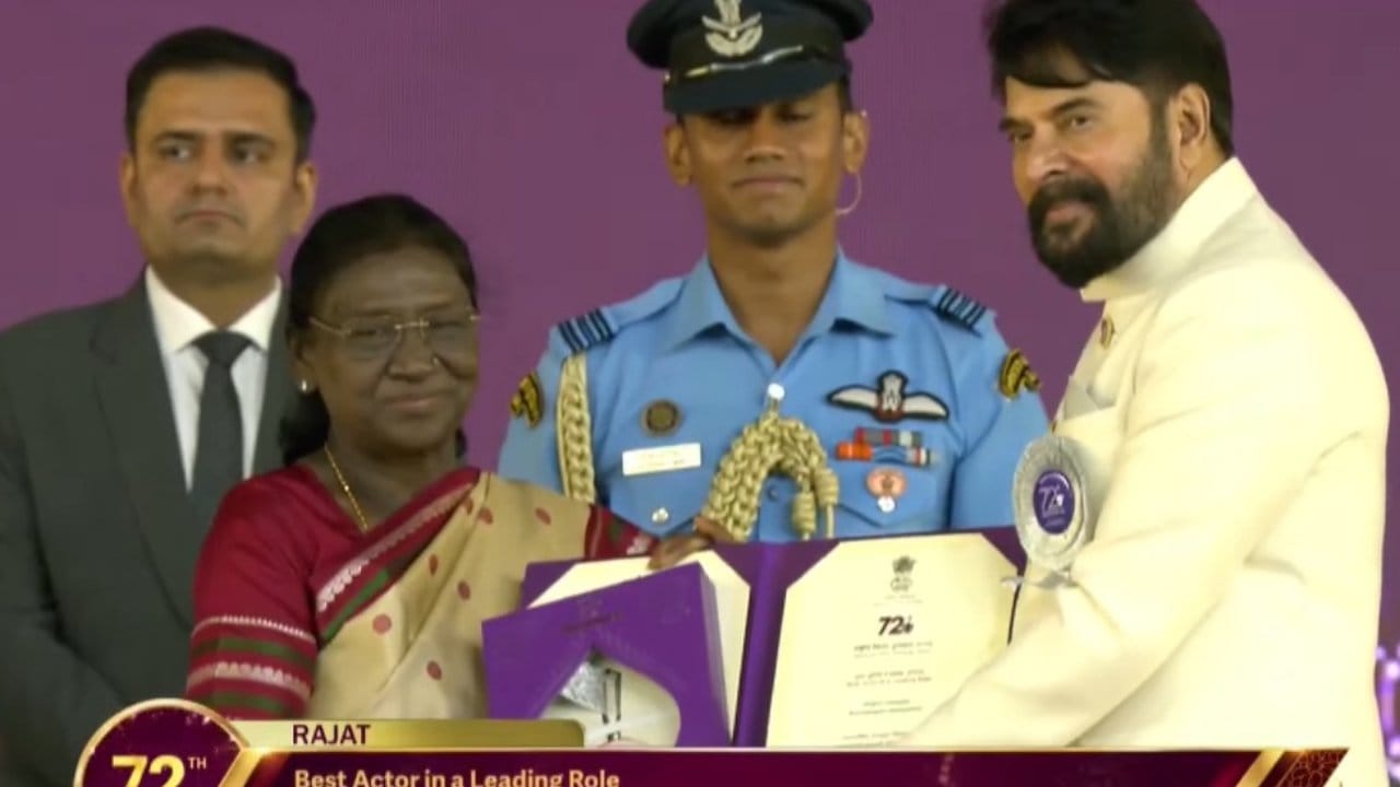 ಮಲಯಾಳಂ ಸ್ಟಾರ್ ನಟ ಮಮ್ಮುಟಿ ಅವರಿಗೆ ‘ಬ್ರಮಯುಗಂ’ ಸಿನಿಮಾದ ಅತ್ಯದ್ಭುತ ನಟನೆಗೆ ಅತ್ಯುತ್ತಮ ನಟ ಪ್ರಶಸ್ತಿ ನೀಡಲಾಯ್ತು. ಹಾಗೆಯೇ ನಟ ಕಾರ್ತಿಕ್ ಆರ್ಯನ್ಗೆ ‘ಚಂದು ಚಾಂಪಿಯನ್’ ನಟನೆಗೆ ಅತ್ಯುತ್ತಮ ನಟ ಪ್ರಶಸ್ತಿ ನೀಡಲಾಯ್ತು.