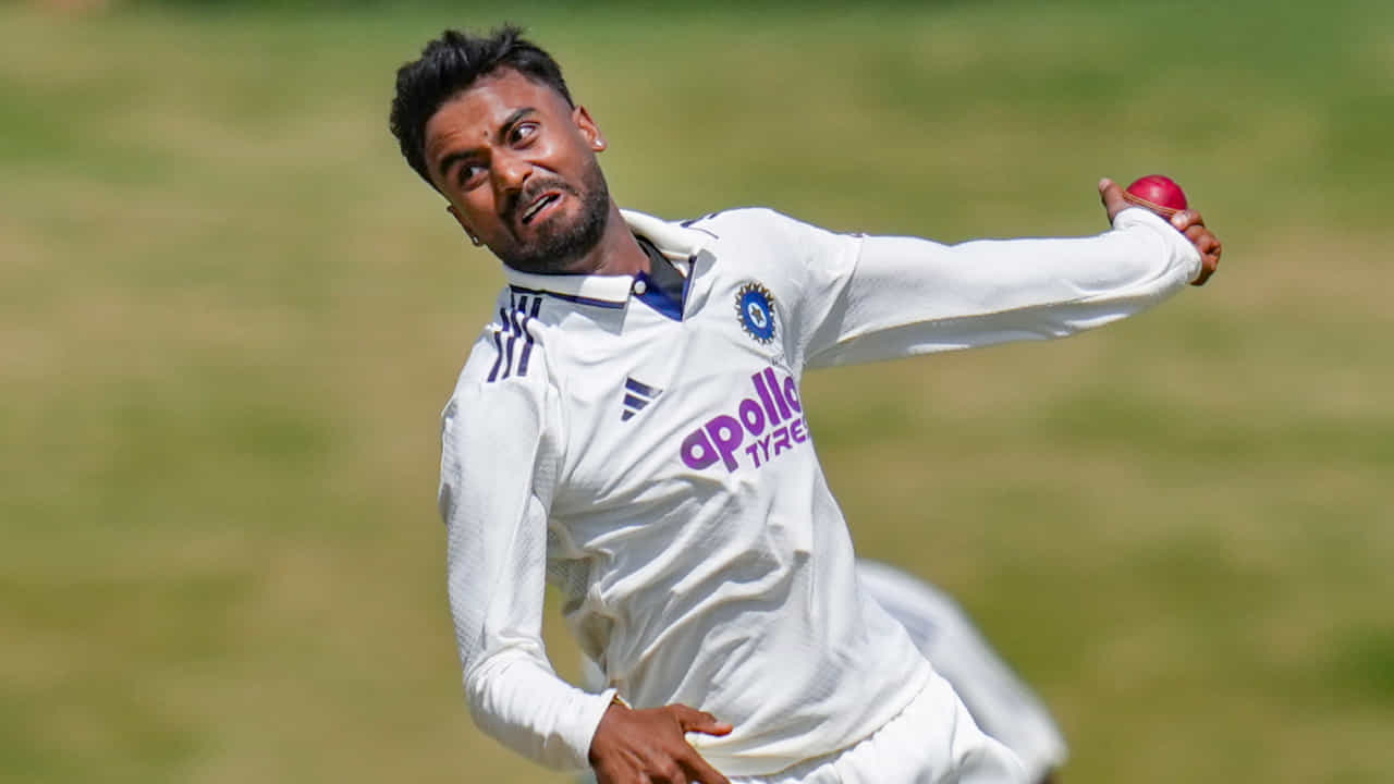 ಯುವ ಸ್ಪಿನ್ನರ್ ಮಾನವ್ ಸುತಾರ್ ಭಾರತ ಟೆಸ್ಟ್ ತಂಡದಲ್ಲಿ ಅವಕಾಶ ಪಡೆದ ಕೆಲವೇ ದಿನಗಳಲ್ಲಿ ತನ್ನ ಪ್ರತಿಭೆಯ ಮೂಲಕ ತಂಡದಲ್ಲಿ ಖಾಯಂ ಸ್ಥಾನ ಹುಡುಕಿಕೊಂಡಿದ್ದಾರೆ. ಕಳೆದ ಮೂರು ತಿಂಗಳುಗಳಲ್ಲಿ ಕೇವಲ ಮೂರು ಟೆಸ್ಟ್ ಪಂದ್ಯಗಳಲ್ಲಿ, ಸುತಾರ್ ಎಷ್ಟು ಅದ್ಭುತ ಪ್ರದರ್ಶನ ನೀಡಿದ್ದಾರೆ ಎಂದರೆ ಅವರನ್ನು ತಂಡದಿಂದ ಕೈಬಿಡುವ ಪ್ರಶ್ನೆಯೇ ಇಲ್ಲ(PC-PTI).