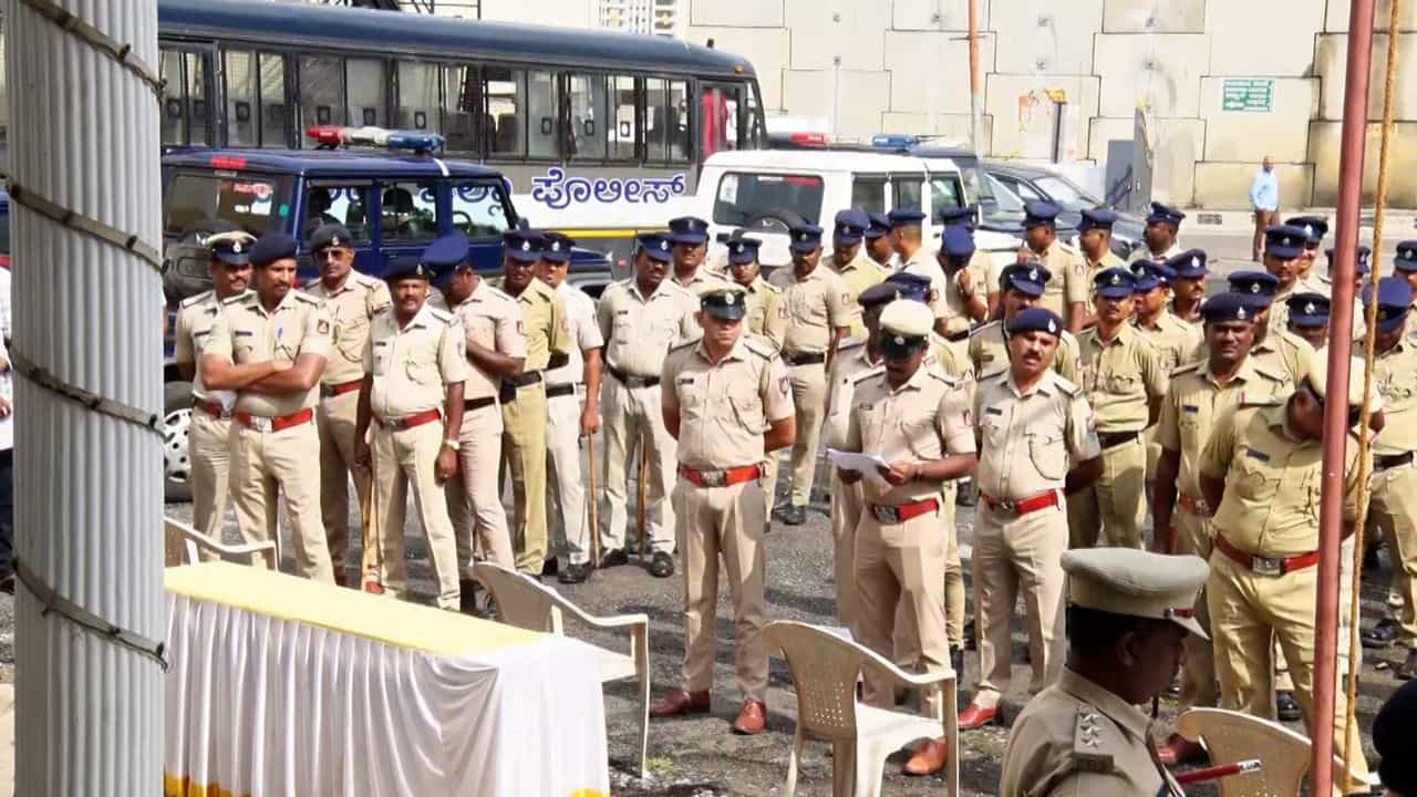 ಮದ್ದೂರಿನಲ್ಲಿ ಸಾಮೂಹಿಕ ಗಣೇಶ ವಿಸರ್ಜನೆಗೆ ಮೆರವಣಿಗೆಗೆ ಕ್ಷಣಗಣನೆ: ಪಟ್ಟಣದಾದ್ಯಂತ ಪೊಲೀಸ್ ಸರ್ಪಗಾವಲು ಮದ್ದೂರಿನಲ್ಲಿ ಸಾಮೂಹಿಕ ಗಣೇಶ ವಿಸರ್ಜನೆಗೆ ಮೆರವಣಿಗೆಗೆ ಕ್ಷಣಗಣನೆ: ಪಟ್ಟಣದಾದ್ಯಂತ ಪೊಲೀಸ್ ಸರ್ಪಗಾವಲು