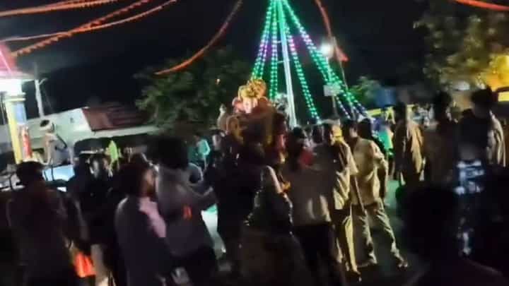 ಡಿಜೆಗೆ ಪೊಲೀಸರಿಂದ ಅನುಮತಿ ನಿರಾಕರಣೆ: ರಸ್ತೆಯಲ್ಲೇ ಗಣೇಶ ಮೂರ್ತಿ ಇಟ್ಟು ಪ್ರತಿಭಟನೆ ಡಿಜೆಗೆ ಪೊಲೀಸರಿಂದ ಅನುಮತಿ ನಿರಾಕರಣೆ: ರಸ್ತೆಯಲ್ಲೇ ಗಣೇಶ ಮೂರ್ತಿ ಇಟ್ಟು ಪ್ರತಿಭಟನೆ
