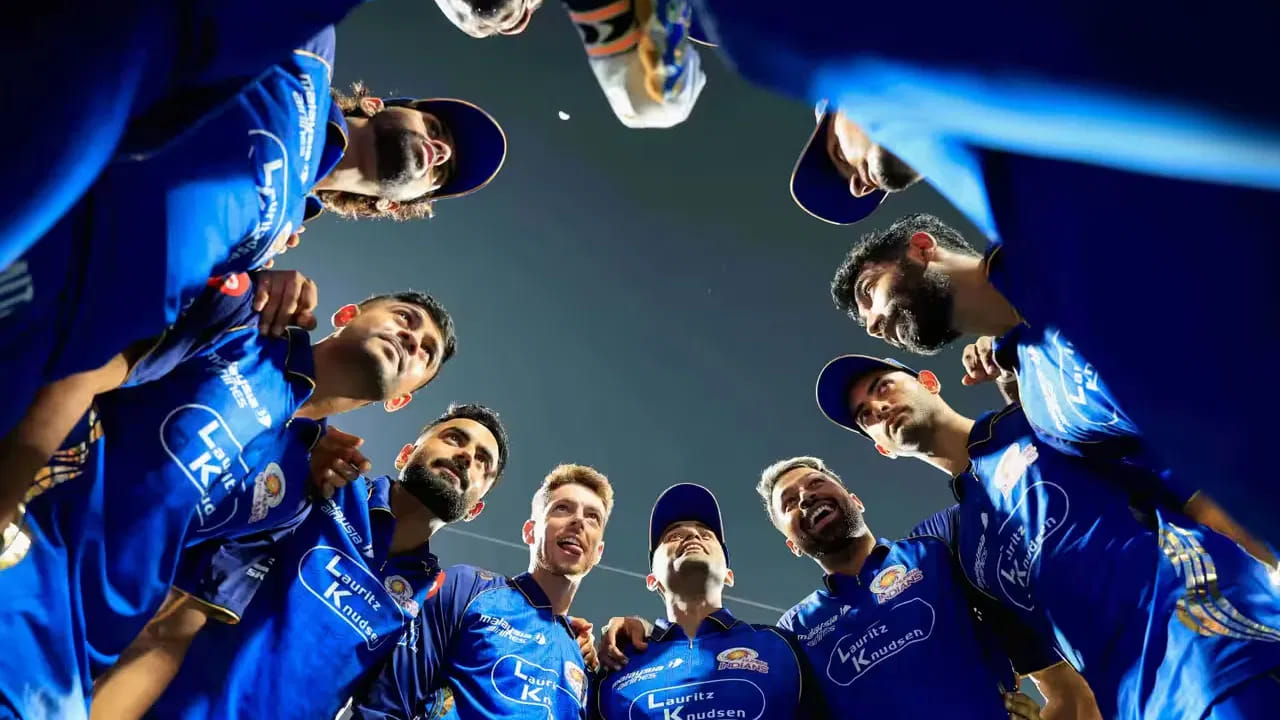 ಪ್ರಸ್ತುತ ಮುಂಬೈ ಇಂಡಿಯನ್ಸ್: ಹಾರ್ದಿಕ್ ಪಾಂಡ್ಯ , ರೋಹಿತ್ ಶರ್ಮಾ, ಸೂರ್ಯಕುಮಾರ್ ಯಾದವ್, ತಿಲಕ್ ವರ್ಮಾ, ರಯಾನ್ ರಿಕಲ್ಟನ್, ರಾಬಿನ್ ಮಿಂಝ್, ರಾಜ್ ಬಾವಾ, ರಘು ಶರ್ಮಾ, ಕಾರ್ಬಿನ್ ಬಾಷ್, ನಮನ್ ಧೀರ್, ಜಸ್ಪ್ರೀತ್ ಬುಮ್ರಾ, ಟ್ರೆಂಟ್ ಬೌಲ್ಟ್, ಅಲ್ಲಾ ಗಫನ್ಝರ್, ಅಶ್ವನಿ ಕುಮಾರ್, ದೀಪಕ್ ಚಹರ್, ವಿಲ್ ಜ್ಯಾಕ್ಸ್, ಶೆರ್ಫೇನ್ ರದರ್ಫೋರ್ಡ್, ಮಯಾಂಕ್ ಮಾರ್ಕಂಡೆ, ಶಾರ್ದೂಲ್ ಠಾಕೂರ್, ಕ್ವಿಂಟನ್ ಡಿ ಕಾಕ್, ಡ್ಯಾನಿಶ್ ಮಾಲೆವಾರ್, ಮೊಹಮ್ಮದ್ ಇಝಾರ್, ಅಥರ್ವ ಅಂಕೋಲೆಕರ್, ಮಯಾಂಕ್ ರಾವತ್.