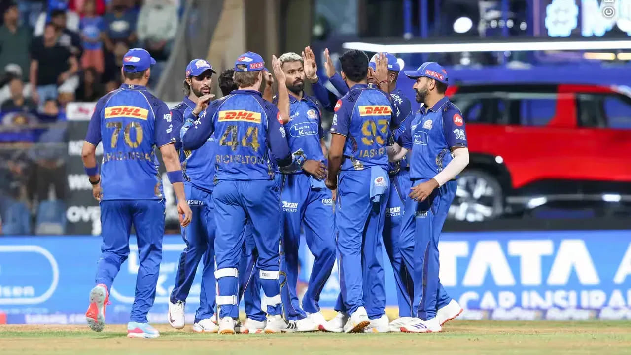 ಕಳೆದ ಸೀಸನ್ನಲ್ಲಿ ಹಾರ್ದಿಕ್ ಪಾಂಡ್ಯ ನೇತೃತ್ವದಲ್ಲಿ ಮುಂಬೈ ಇಂಡಿಯನ್ಸ್ ತಂಡವು ಅತ್ಯಂತ ಕಳಪೆ ಪ್ರದರ್ಶನ ನೀಡಿತ್ತು. ಆಡಿದ ಪಂದ್ಯಗಳಲ್ಲಿ ಕೇವಲ 4 ಪಂದ್ಯಗಳನ್ನಷ್ಟೇ ಗೆಲ್ಲಲಷ್ಟೇ ಶಕ್ತವಾಗಿದ್ದ ಮುಂಬೈ, ಅಂಕಪಟ್ಟಿಯಲ್ಲಿ 9ನೇ ಸ್ಥಾನಕ್ಕೆ ಕುಸಿದು ತೀವ್ರ ನಿರಾಶೆ ಮೂಡಿಸಿತ್ತು. (PC: IPL)
