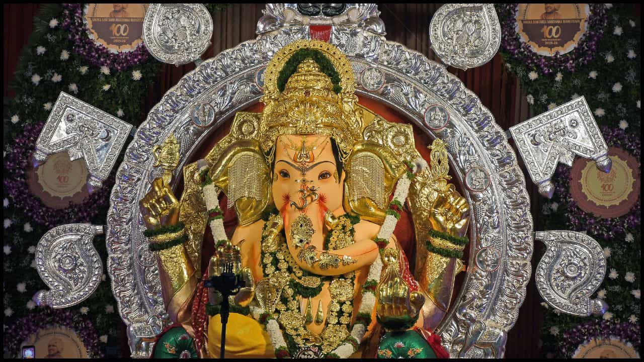 66 ಕೆಜಿ ಚಿನ್ನ, 335 ಕೆಜಿ ಬೆಳ್ಳಿ ಹಾಗೂ 703 ಕೋಟಿ ರೂ. ವಿಮೆ: ಮುಂಬೈ ಜಿಎಸ್ಬಿ ಮಹಾ ಗಣಪತಿಯ ದಿವ್ಯ ವೈಭವ! 66 ಕೆಜಿ ಚಿನ್ನ, 335 ಕೆಜಿ ಬೆಳ್ಳಿ ಹಾಗೂ 703 ಕೋಟಿ ರೂ. ವಿಮೆ: ಮುಂಬೈ ಜಿಎಸ್ಬಿ ಮಹಾ ಗಣಪತಿಯ ದಿವ್ಯ ವೈಭವ!