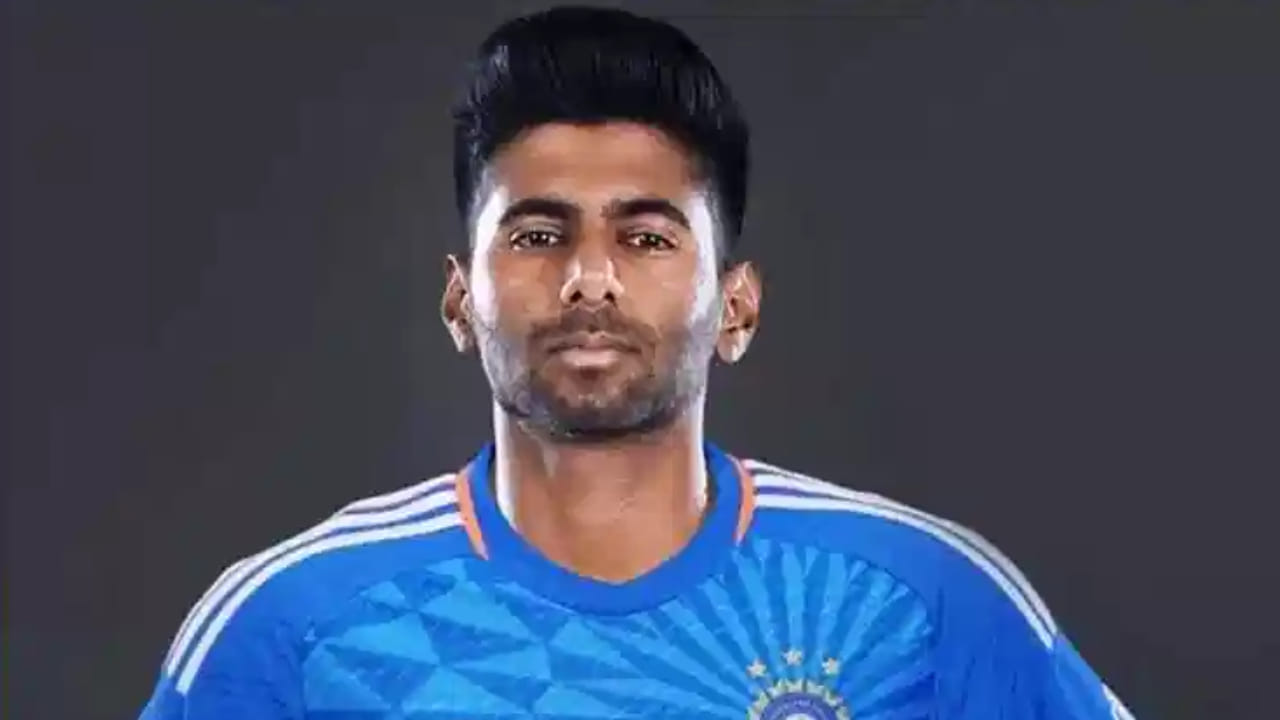 ಮಯಾಂಕ್ ಯಾದವ್: ಝಿಂಬಾಬ್ವೆ ವಿರುದ್ಧದ 3 ಪಂದ್ಯಗಳ ಟಿ20 ಸರಣಿಯಲ್ಲಿ ಕಣಕ್ಕಿಳಿದಿದ್ದ ಮಯಾಂಕ್ ಯಾದವ್, ಭರ್ಜರಿ ಮೂಲಕ ಒಟ್ಟು 5 ವಿಕೆಟ್ ಪಡೆದು ಮಿಂಚಿದ್ದರು. ಅಲ್ಲದೆ ಸರಣಿಯ ಮೊದಲ ಪಂದ್ಯದಲ್ಲೇ 2/18 ಅದ್ಭುತ ಪ್ರದರ್ಶನ ನೀಡಿ ಪಂದ್ಯಶ್ರೇಷ್ಠ ಪ್ರಶಸ್ತಿ ಪಡೆದಿದ್ದರು. ಇದಾಗ್ಯೂ, ಅಫ್ಘಾನಿಸ್ತಾನ್ ವಿರುದ್ಧದ ಮುಂಬರುವ ಸರಣಿಯಿಂದ ಇವರನ್ನು ಕೈಬಿಡಲಾಗಿದೆ. (PC: BCCI)