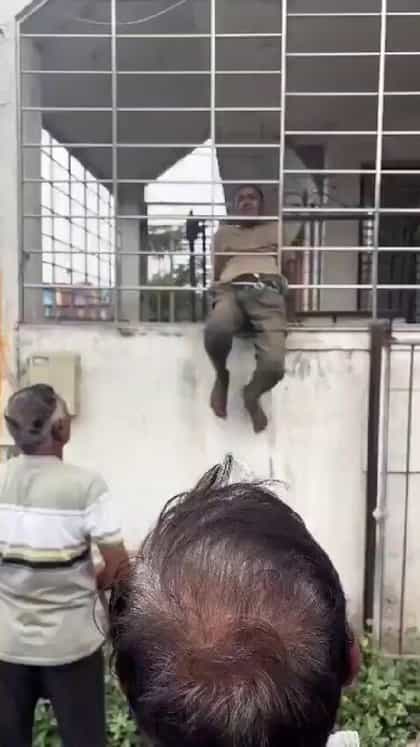 ದರೋಡೆಗೆ ಹೋಗಿ ಮನೆಯ ಕಂಬಿ ಮಧ್ಯೆ ಸಿಲುಕಿದ ಕಳ್ಳನಿಗೆ ಪೆಟ್ಟು!