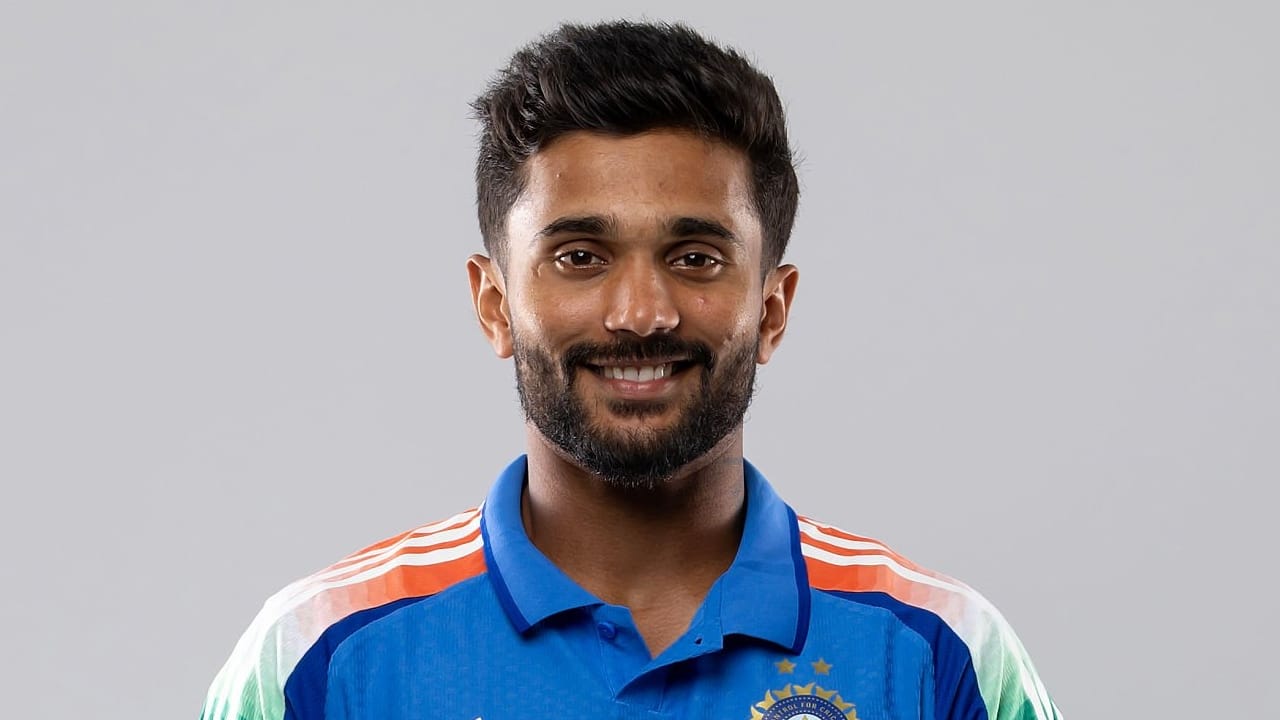 ನಿತೀಶ್ ಕುಮಾರ್ ರೆಡ್ಡಿ: ಯುವ ಆಲ್‌ರೌಂಡರ್ ನಿತೀಶ್ ಕುಮಾರ್ ರೆಡ್ಡಿ ಅವರು ಕ್ವಾಡ್ರಿಸೆಪ್ಸ್ (ತೊಡೆಯ ಮುಂಭಾಗದ ಸ್ನಾಯು) ಸಮಸ್ಯೆಯಿಂದ ಬಳಲುತ್ತಿದ್ದರು. ಇದು ಅವರ ಬೌಲಿಂಗ್ ರನ್-ಅಪ್ ಮತ್ತು ಬ್ಯಾಟಿಂಗ್ ವೇಳೆ ತೊಂದರೆ ನೀಡುತ್ತಿತ್ತು. ಇದೀಗ ಸಂಪೂರ್ಣ ಫಿಟ್​ನೆಸ್ ಸಾಧಿಸಿರುವ ನಿತೀಶ್ ಕುಮಾರ್ ಮುಂಬರುವ ಸರಣಿಯಲ್ಲಿ ಕಣಕ್ಕಿಳಿಯಲಿದ್ದಾರೆ. (PC: Getty Images)