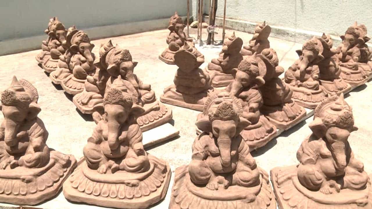 ಗಣೇಶ ಹಬ್ಬಕ್ಕೆ ದಿನಗಣನೆ ಆರಂಭವಾಗುತ್ತಿದ್ದಂತೆ ರಾಜ್ಯಾದ್ಯಂತ ಮೂರ್ತಿಗಳ ತಯಾರಿ ಭರದಿಂದ ಸಾಗಿದೆ. ಮಣ್ಣಿನ ಗಣೇಶನ ನಡುವೆ ಹಾವೇರಿ ಜಿಲ್ಲೆಯ ಸವಣೂರು ತಾಲೂಕಿನ ಕುರುಬರಮಲ್ಲೂರು ಗ್ರಾಮದ ಯುವ ಕಲಾವಿದ ಯಲ್ಲಪ್ಪ ದೊಡ್ಡಮನಿ ಸಂಪೂರ್ಣ ಪರಿಸರಸ್ನೇಹಿ ಪಂಚಗವ್ಯ ಗಣೇಶ ಮೂರ್ತಿಗಳನ್ನು ಸಿದ್ಧಪಡಿಸುವ ಮೂಲಕ ಎಲ್ಲರ ಗಮನ ಸೆಳೆದಿದ್ದಾರೆ.