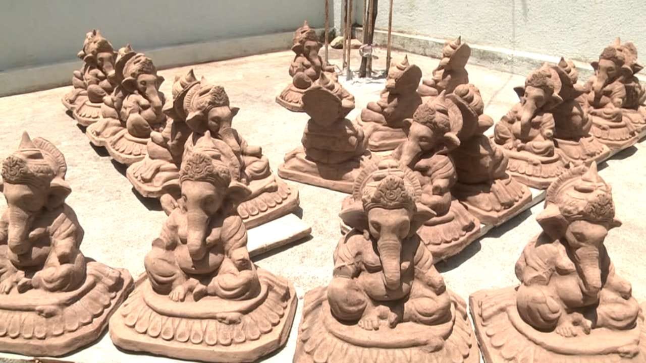 ಗಣೇಶ ಹಬ್ಬಕ್ಕೆ ದಿನಗಣನೆ ಆರಂಭವಾಗುತ್ತಿದ್ದಂತೆ ರಾಜ್ಯಾದ್ಯಂತ ಮೂರ್ತಿಗಳ ತಯಾರಿ ಭರದಿಂದ ಸಾಗಿದೆ. ಮಣ್ಣಿನ ಗಣೇಶನ ನಡುವೆ ಹಾವೇರಿ ಜಿಲ್ಲೆಯ ಸವಣೂರು ತಾಲೂಕಿನ ಕುರುಬರಮಲ್ಲೂರು ಗ್ರಾಮದ ಯುವ ಕಲಾವಿದ ಯಲ್ಲಪ್ಪ ದೊಡ್ಡಮನಿ ಸಂಪೂರ್ಣ ಪರಿಸರಸ್ನೇಹಿ ಪಂಚಗವ್ಯ ಗಣೇಶ ಮೂರ್ತಿಗಳನ್ನು ಸಿದ್ಧಪಡಿಸುವ ಮೂಲಕ ಎಲ್ಲರ ಗಮನ ಸೆಳೆದಿದ್ದಾರೆ.