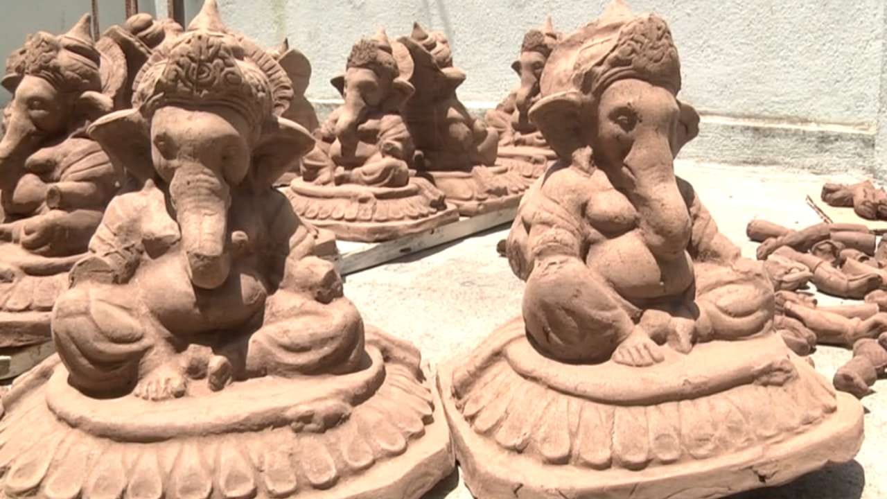 ಸಗಣಿ ಗಣಪತಿಗೆ ವಿಶೇಷವಾದ ಪೌರಾಣಿಕ ಮಹತ್ವವೂ ಇದೆ. ಶನಿದೇವನ ದೃಷ್ಟಿಯಿಂದ ತಪ್ಪಿಸಿಕೊಳ್ಳಲು ಗಣೇಶನು ಗರಿಕೆಯ ರೂಪ ತಾಳಿದಾಗ, ಅದನ್ನು ತಿಂದ ಹಸುವಿನ ಉದರದಿಂದ ಸಗಣಿಯ ಮೂಲಕ ಗಣಪತಿ ಹೊರಬಂದನು ಎಂಬ ನಂಬಿಕೆಯಿದೆ. ಈ ಪುರಾಣ ಹಿನ್ನೆಲೆ ಗೋವಿನ ಸಗಣಿ ಹಾಗೂ ಪಂಚಗವ್ಯದಿಂದ ಮಾಡುವ ಗಣೇಶ ಮೂರ್ತಿಗೆ ಬೇಡಿಕೆ ಇದೆ.