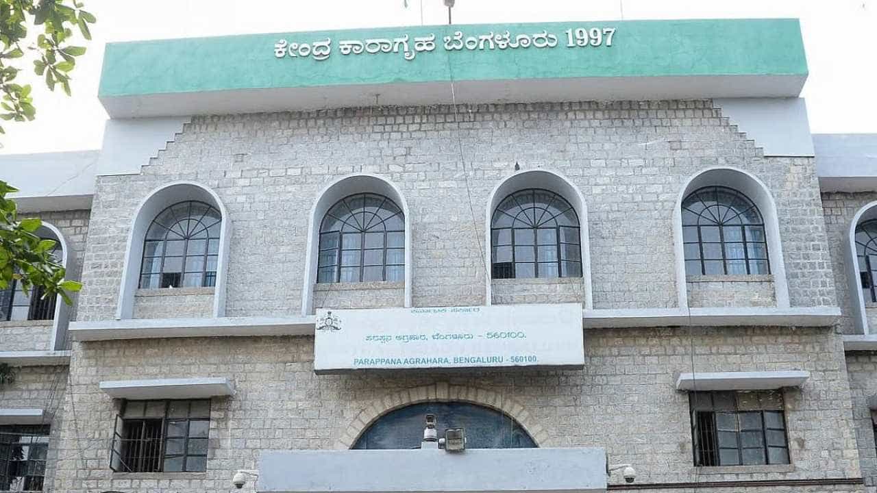 ಪರಪ್ಪನ ಅಗ್ರಹಾರ ಜೈಲು ವಾರ್ಡರ್ ಮೇಲೆ ಹಲ್ಲೆ: ಐವರ ವಿರುದ್ಧ ಎಫ್ಐಆರ್! ಪರಪ್ಪನ ಅಗ್ರಹಾರ ಜೈಲು ವಾರ್ಡರ್ ಮೇಲೆ ಹಲ್ಲೆ: ಐವರ ವಿರುದ್ಧ ಎಫ್ಐಆರ್!