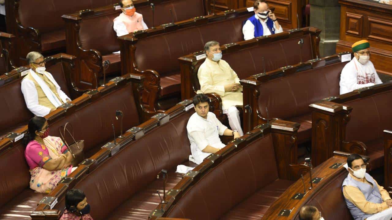 ನಿಮ್ಮ ಏರಿಯಾದ ರಸ್ತೆ ಗುಂಡಿ ಸಮಸ್ಯೆಗೆ ಎಂಪಿಗೆ ಶಾಪ ಹಾಕ್ತೀರಾ? ಸಂಸದರ ವ್ಯಾಪ್ತಿ, ಜವಾಬ್ದಾರಿಗಳೇನು ಎಂದು ತಿಳಿದಿರಿ ನಿಮ್ಮ ಏರಿಯಾದ ರಸ್ತೆ ಗುಂಡಿ ಸಮಸ್ಯೆಗೆ ಎಂಪಿಗೆ ಶಾಪ ಹಾಕ್ತೀರಾ? ಸಂಸದರ ವ್ಯಾಪ್ತಿ, ಜವಾಬ್ದಾರಿಗಳೇನು ಎಂದು ತಿಳಿದಿರಿ