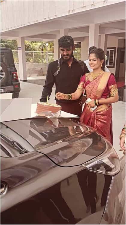 ಕಾರ್ ಮೇಲೆ ಕೇಕ್ ಕತ್ತರಿಸಿದ ಚಿಕ್ಕಣ್ಣ ಹಾಗೂ ಪತ್ನಿ