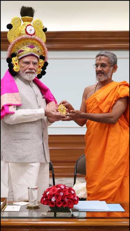 ಪ್ರಧಾನಿ ಮೋದಿಗೆ ಯಕ್ಷಗಾನ ರಾಜಕಿರೀಟ ತೊಡಿಸಿದ ಪೇಜಾವರ ಶ್ರೀ
