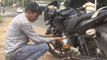ಪೆಟ್ರೋಲ್ ಬಂಕ್​ನಲ್ಲಿ ರಿಯಾಲಿಟಿ ಚೆಕ್: ಇಂಧನ ಪ್ರಮಾಣದಲ್ಲಿ ವ್ಯತ್ಯಾಸ