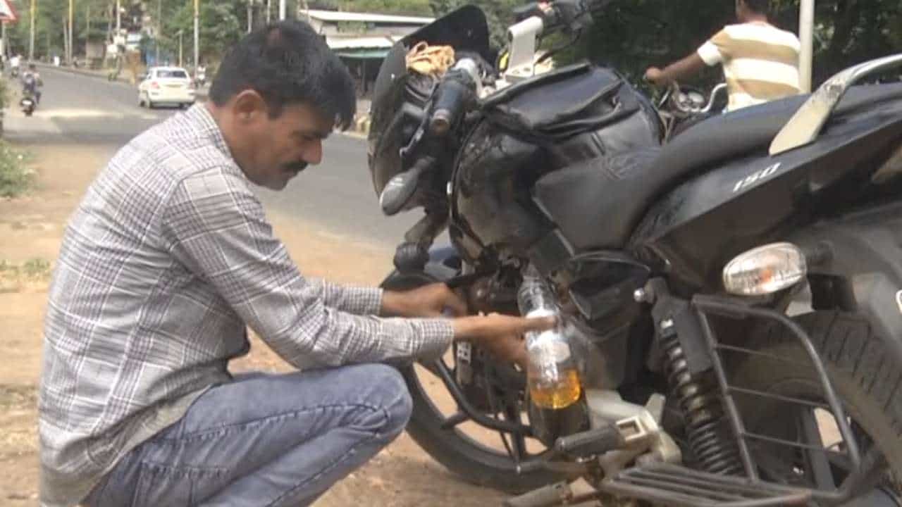 ಬಾಗಲಕೋಟೆ ಪೆಟ್ರೋಲ್ ಬಂಕ್ನಲ್ಲಿ ರಿಯಾಲಿಟಿ ಚೆಕ್: ಇಂಧನ ಪ್ರಮಾಣದಲ್ಲಿ ಭಾರೀ ವ್ಯತ್ಯಾಸ, ಗ್ರಾಹಕರಲ್ಲಿ ಮೂಡಿದ ಅನುಮಾನ ಬಾಗಲಕೋಟೆ ಪೆಟ್ರೋಲ್ ಬಂಕ್ನಲ್ಲಿ ರಿಯಾಲಿಟಿ ಚೆಕ್: ಇಂಧನ ಪ್ರಮಾಣದಲ್ಲಿ ಭಾರೀ ವ್ಯತ್ಯಾಸ, ಗ್ರಾಹಕರಲ್ಲಿ ಮೂಡಿದ ಅನುಮಾನ