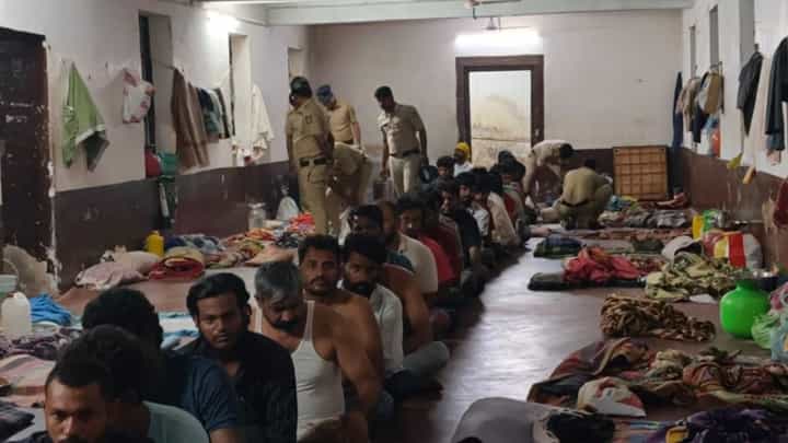 ಕಲಬುರಗಿ ಕೇಂದ್ರ ಕಾರಾಗೃಹದ ಮೇಲೆ ಪೊಲೀಸರ ದಾಳಿ: ಕೈದಿ ಬಳಿ ಮೊಬೈಲ್ ಪತ್ತೆ ಕಲಬುರಗಿ ಕೇಂದ್ರ ಕಾರಾಗೃಹದ ಮೇಲೆ ಪೊಲೀಸರ ದಾಳಿ: ಕೈದಿ ಬಳಿ ಮೊಬೈಲ್ ಪತ್ತೆ