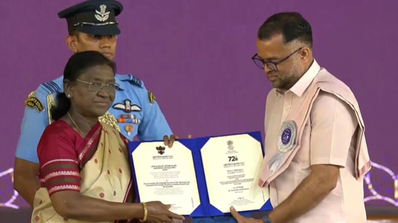ಸಿನಿಮಾ ಕುರಿತ ಅತ್ಯುತ್ತಮ ಪುಸ್ಕತ ವಿಭಾಗದಲ್ಲಿ ಕನ್ನಡ ಪುಸ್ತಕ ‘ನಾನಿರುವುದೇ ನಿಮಗಾಗಿ, ನಾಡಿರುವುದು ನಮಗಾಗಿ’ ಪುಸ್ತಕಕ್ಕೆ ಬಂದ ಪ್ರಶಸ್ತಿಯನ್ನು ಲೇಖಕ ಪ್ರದೀಪ್ ಕೆಂಚನೂರು ಪಡೆದುಕೊಂಡರು.