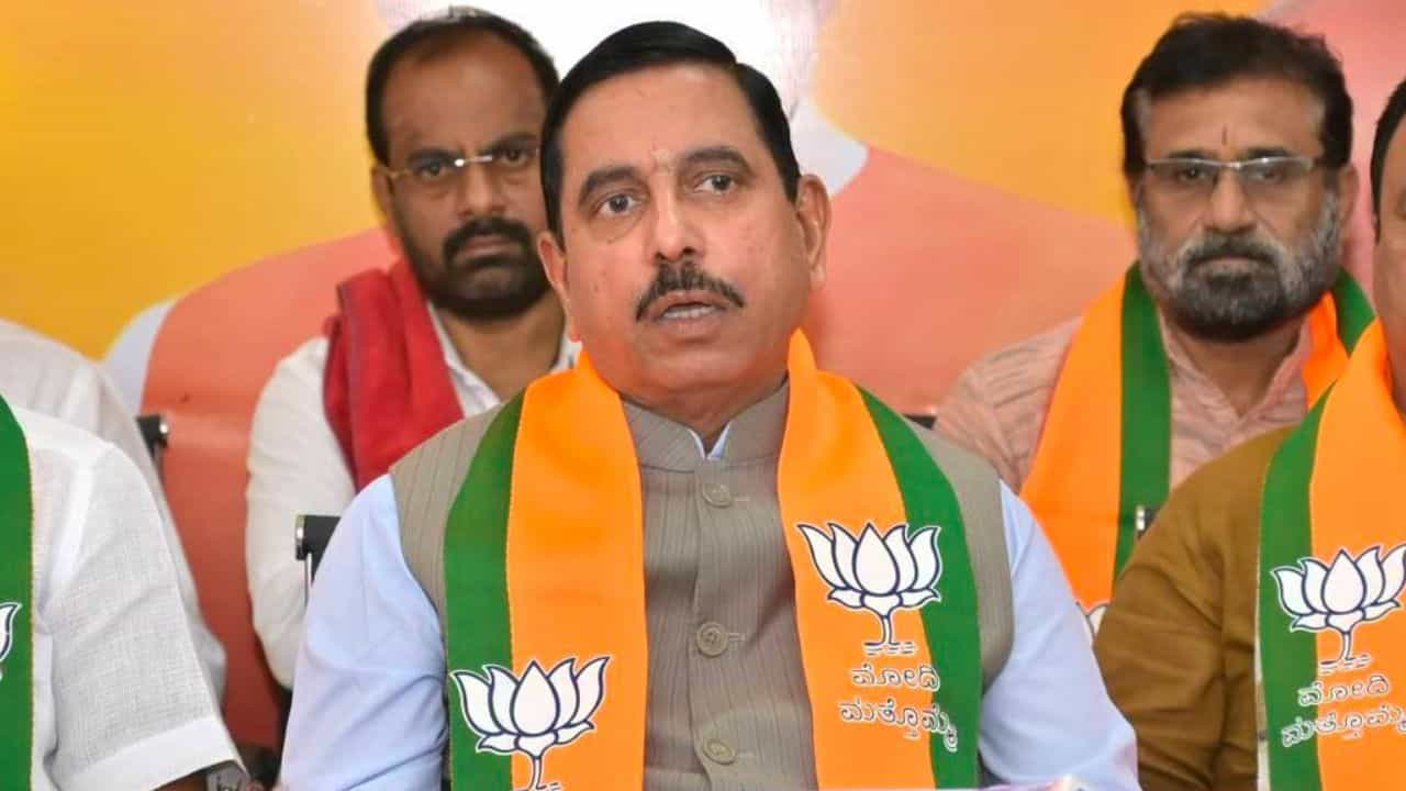 'ನಾಚಿಕೆ, ಮಾನ, ಮರ್ಯಾದೆ ಇಲ್ವಾ?': ರಾಜ್ಯ ಸರ್ಕಾರದ ವಿರುದ್ಧ ಕೇಂದ್ರ ಸಚಿವ ಪ್ರಹ್ಲಾದ್ ಜೋಶಿ ವಾಗ್ದಾಳಿ 'ನಾಚಿಕೆ, ಮಾನ, ಮರ್ಯಾದೆ ಇಲ್ವಾ?': ರಾಜ್ಯ ಸರ್ಕಾರದ ವಿರುದ್ಧ ಕೇಂದ್ರ ಸಚಿವ ಪ್ರಹ್ಲಾದ್ ಜೋಶಿ ವಾಗ್ದಾಳಿ