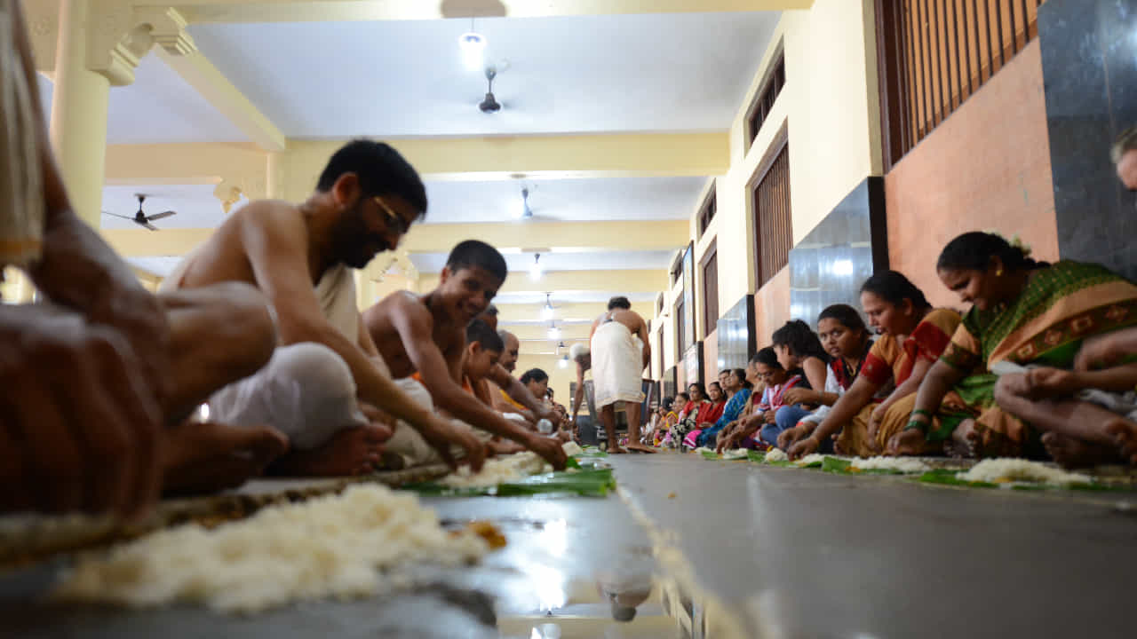 ವಾಸ್ತು ಶಾಸ್ತ್ರದ ಪ್ರಕಾರ ಊಟ ಮಾಡುವಾಗ ಈ ತಪ್ಪುಗಳನ್ನು ಎಂದಿಗೂ ಮಾಡಬೇಡಿ!