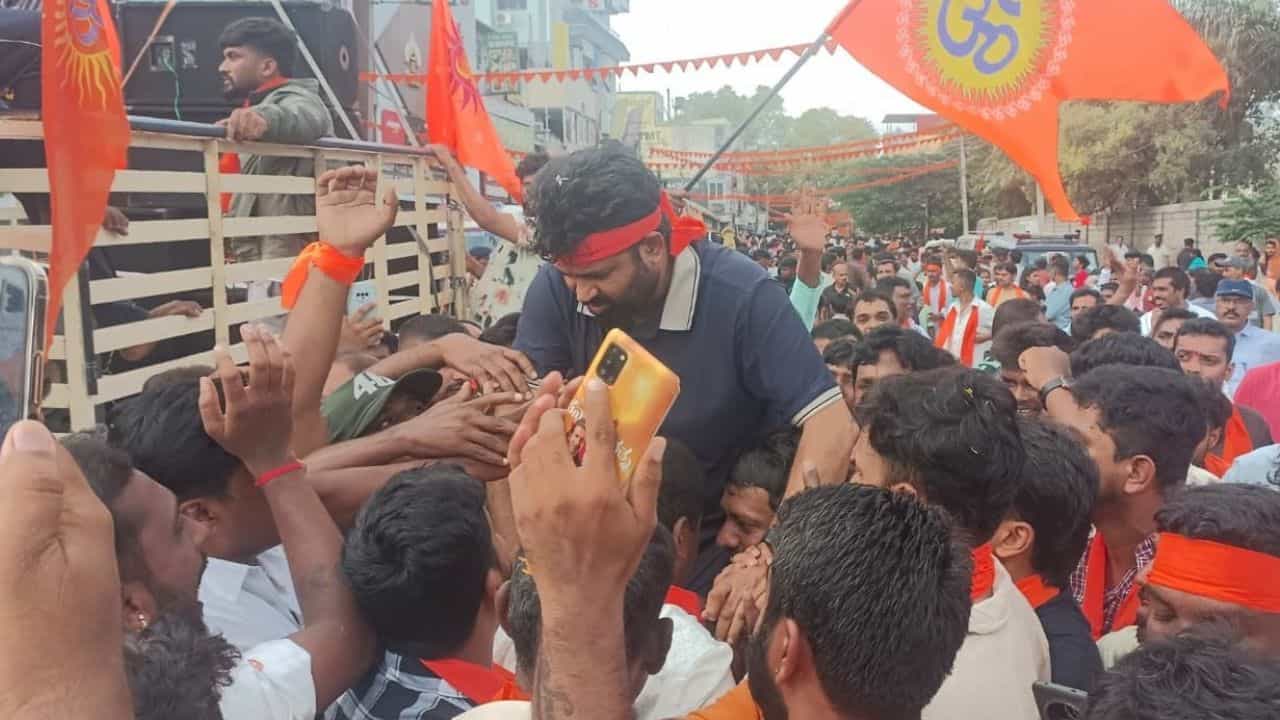 'ಎಲ್ಲ ಆಗಿರುವುದು ತರ್ಲೆ ಇನ್ಸ್ಪೆಕ್ಟರ್ನಿಂದ': ತಮ್ಮ ಮೇಲಿನ ಎಫ್ಐಆರ್ ಬಗ್ಗೆ ಪ್ರತಾಪ್ ಸಿಂಹ ಕಿಡಿ 'ಎಲ್ಲ ಆಗಿರುವುದು ತರ್ಲೆ ಇನ್ಸ್ಪೆಕ್ಟರ್ನಿಂದ': ತಮ್ಮ ಮೇಲಿನ ಎಫ್ಐಆರ್ ಬಗ್ಗೆ ಪ್ರತಾಪ್ ಸಿಂಹ ಕಿಡಿ