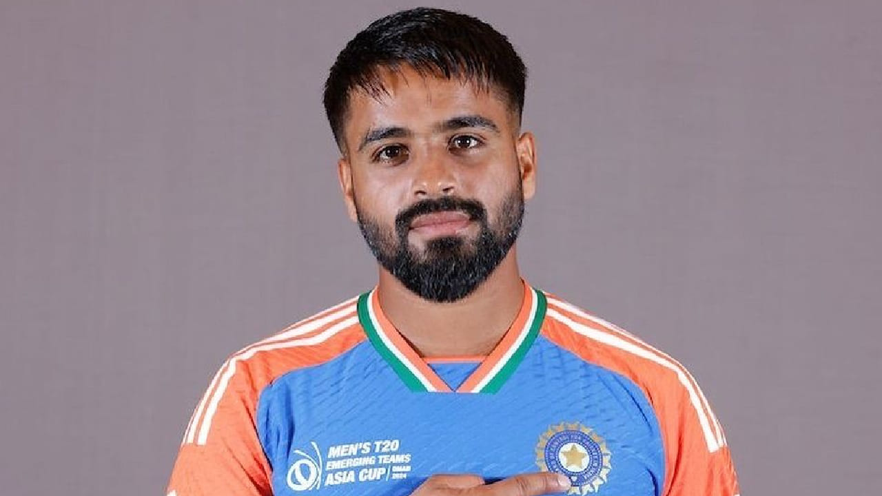 ಪ್ರಭ್​ಸಿಮ್ರಾನ್ ಸಿಂಗ್: ಝಿಂಬಾಬ್ವೆ ವಿರುದ್ಧದ ಟಿ20 ಸರಣಿಗೆ ಭಾರತದ 15 ಸದಸ್ಯರ ಅಧಿಕೃತ ಸ್ಕ್ವಾಡ್‌ನಲ್ಲಿ ಬ್ಯಾಕಪ್ ವಿಕೆಟ್ ಕೀಪರ್ ಆಗಿ ಆಯ್ಕೆಯಾಗಿದ್ದರು. ಆದರೆ, ಪ್ರಮುಖ ವಿಕೆಟ್ ಕೀಪರ್ ಆಗಿ ಇಶಾನ್ ಕಿಶನ್ ಸರಣಿಯ ಎಲ್ಲಾ ಪಂದ್ಯಗಳಲ್ಲಿ ಆಡಿದ್ದರಿಂದ ಪ್ರಭ್‌ಸಿಮ್ರಾನ್​​ಗೆ ಪ್ಲೇಯಿಂಗ್ ಇಲೆವೆನ್​ನಲ್ಲಿ ಅವಕಾಶ ಸಿಗಲಿಲ್ಲ. ಇದೀಗ ಮುಂಬರುವ ಅಫ್ಘಾನಿಸ್ತಾನ ವಿರುದ್ಧದ ಸರಣಿಯಿಂದ ಇವರನ್ನು ಕೈಬಿಡಲಾಗಿದೆ. (PC: BCCI)