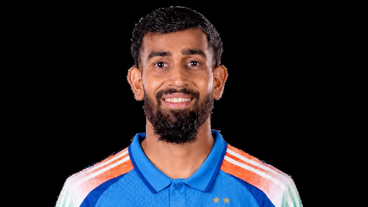 ಪ್ರಿನ್ಸ್ ಯಾದವ್: ಝಿಂಬಾಬ್ವೆ ವಿರುದ್ಧದ ಟಿ20 ಸರಣಿಯ ಮೊದಲ 2 ಪಂದ್ಯಗಳಲ್ಲಿ ಆಡುವ ಬಳಗದಲ್ಲಿ ಕಾಣಿಸಿಕೊಂಡಿದ್ದ ಪ್ರಿನ್ಸ್ ಯಾದವ್, ಭರ್ಜರಿ ಬೌಲಿಂಗ್ ಮೂಲಕ ಒಟ್ಟು 4 ವಿಕೆಟ್ ಪಡೆದು ಮಿಂಚಿದ್ದರು. ಇದಾಗ್ಯೂ ಅಫ್ಘಾನಿಸ್ತಾನ್ ವಿರುದ್ಧದ ಸರಣಿಗೆ ಆಯ್ಕೆ ಮಾಡಲಾದ ಭಾರತ ಟಿ20 ತಂಡದಲ್ಲಿ ಪ್ರಿನ್ಸ್ ಯಾದವ್ ಸ್ಥಾನ ಪಡೆದಿಲ್ಲ. (PC: BCCI)