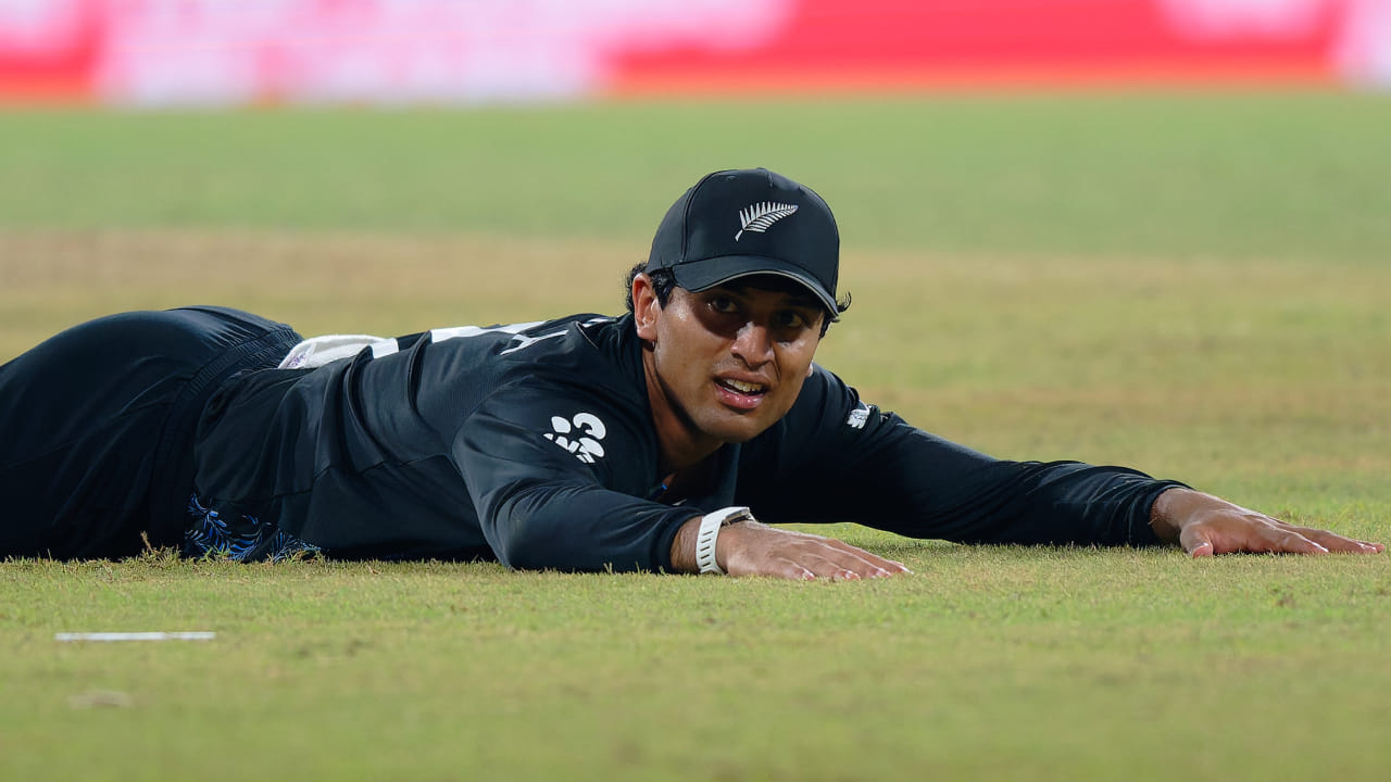 ನ್ಯೂಜಿಲೆಂಡ್ ಕ್ರಿಕೆಟ್ ತಂಡದ ಯುವ ಸ್ಟಾರ್ ಆಲ್‌ರೌಂಡರ್ ರಚಿನ್ ರವೀಂದ್ರ ಜಾಹೀರಾತು ಚಿತ್ರೀಕರಣದ ವೇಳೆ ಗಾಯಗೊಂಡಿದ್ದಾರೆ. ಹೀಗಾಗಿ ಮುಂಬರುವ ಭಾರತ ವಿರುದ್ಧದ ಐದು ಪಂದ್ಯಗಳ ಟಿ20 ಸರಣಿಯಲ್ಲಿ  ರವೀಂದ್ರ ಆಡುವ ಬಗ್ಗೆ ಅನುಮಾನಗಳು ಹುಟ್ಟಿಕೊಂಡಿವೆ. ಜಾಹೀರಾತು ಚಿತ್ರೀಕರಣದ ವೇಳೆ ಡೈವಿಂಗ್ ಕ್ಯಾಚ್ ತೆಗೆದುಕೊಳ್ಳಲು ಪ್ರಯತ್ನಿಸುವಾಗ ರಚಿನ್ ಅವರ ಬಲ ಭುಜದ ಕೀಲು ಸ್ಥಳಾಂತರಗೊಂಡಿದೆ(PC-PTI).