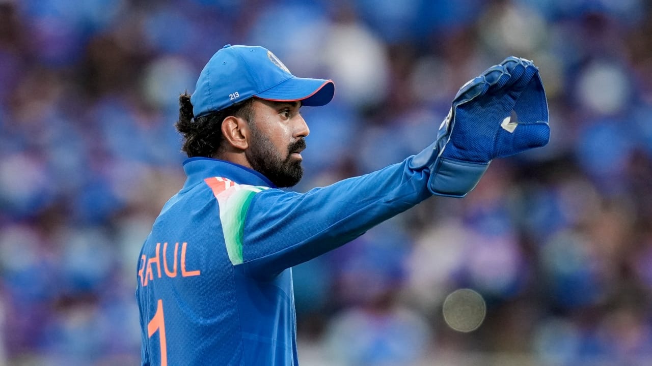 ಭಾರತ ಮತ್ತು ವೆಸ್ಟ್ ಇಂಡೀಸ್ ನಡುವಿನ ಎರಡನೇ ಏಕದಿನ ಪಂದ್ಯ ಬುಧವಾರ ಗುವಾಹಟಿಯ ಬರ್ಸಪರ ಕ್ರಿಕೆಟ್ ಕ್ರೀಡಾಂಗಣದಲ್ಲಿ ನಡೆಯುತ್ತಿದೆ. ಟಾಸ್ ಗೆದ್ದ ಭಾರತ ತಂಡ ಮೊದಲ ಬೌಲಿಂಗ್ ಆಯ್ದುಕೊಂಡಿದೆ. ಇನ್ನು ಈ ಪಂದ್ಯ ಭಾರತದ ವಿಕೆಟ್ ಕೀಪರ್-ಬ್ಯಾಟ್ಸ್ಮನ್ ಕೆ.ಎಲ್. ರಾಹುಲ್ಗೆ ವಿಶೇಷ ಪಂದ್ಯವಾಗಿದ್ದು, ಕಣಕ್ಕಿಳಿದ ಕೂಡಲೇ ಏಕದಿನ ಕ್ರಿಕೆಟ್ನಲ್ಲಿ ವಿಶೇಷ ಶತಕ ಪೂರೈಸಿದ್ದಾರೆ(PC-PTI).