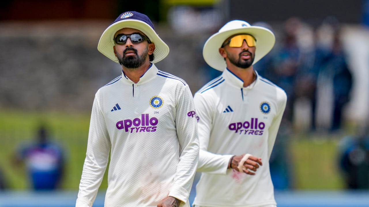 ದೇಶಿ ಟೂರ್ನಿ ದುಲೀಪ್ ಟ್ರೋಫಿ ಫೈನಲ್ ಪಂದ್ಯ ಇದೇ ಸೆಪ್ಟೆಂಬರ್ 6 ರಿಂದ ಅಂದರೆ ನಾಳೆಯಿಂದ ಆರಂಭವಾಗಲಿದೆ. ಈ ಪ್ರಶಸ್ತಿ ಸುತ್ತಿನ ಪಂದ್ಯದಲ್ಲಿ ಇಶಾನ್ ಕಿಶನ್ ನಾಯಕತ್ವದ ಪೂರ್ವ ವಲಯ ತಂಡ, ತಿಲಕ್ ವರ್ಮಾ ನಾಯಕತ್ವದ ದಕ್ಷಿಣ ವಲಯ ತಂಡವನ್ನು ಎದುರಿಸಲಿದೆ. ಚೆನ್ನೈನ ಚೆಪಾಕ್ ಕ್ರೀಡಾಂಗಣದಲ್ಲಿ ನಡೆಯಲಿರುವ ಈ ಪಂದ್ಯಕ್ಕೂ ಮುನ್ನ ಪತ್ರಿಕಾಗೋಷ್ಠಿಯಲ್ಲಿ ಮಾತನಾಡಿದ ದಕ್ಷಿಣ ವಲಯದ ನಾಯಕ ತಿಲಕ್ ವರ್ಮಾ ಈ ಫೈನಲ್ ಪಂದ್ಯದಲ್ಲಿ ಕೆಎಲ್ ರಾಹುಲ್ ಆಡುವುದಿಲ್ಲ ಎಂಬುದನ್ನು ಖಚಿತಪಡಿಸಿದ್ದಾರೆ(PC-PTI).
