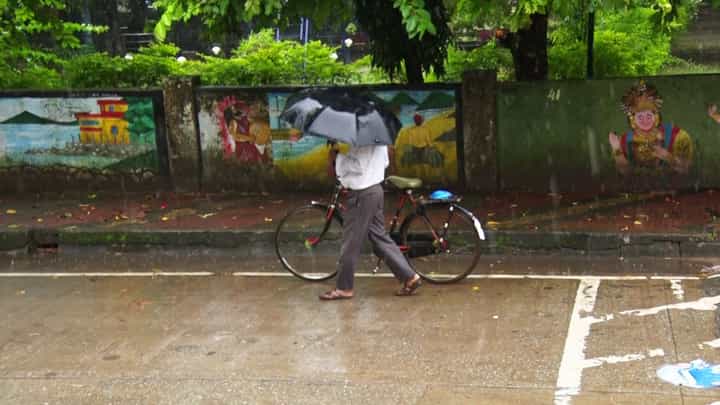 ವಾಯುಭಾರ ಕುಸಿತದ ಎಫೆಕ್ಟ್: ಉತ್ತರ ಕನ್ನಡ ಜಿಲ್ಲೆಯ ಹಲವೆಡೆ ಭರ್ಜರಿ ಮಳೆ; ಜನಜೀವನ ಅಸ್ತವ್ಯಸ್ತ ವಾಯುಭಾರ ಕುಸಿತದ ಎಫೆಕ್ಟ್: ಉತ್ತರ ಕನ್ನಡ ಜಿಲ್ಲೆಯ ಹಲವೆಡೆ ಭರ್ಜರಿ ಮಳೆ; ಜನಜೀವನ ಅಸ್ತವ್ಯಸ್ತ