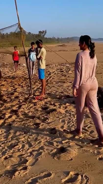ಸಮುದ್ರ ತೀರದಲ್ಲಿ ಬಾಲಕರ ಜೊತೆಗೆ ವಾಲಿಬಾಲ್ ಆಡಿದ ರಂಜನಿ ರಾಘವ್: ವಿಡಿಯೋ ನೋಡಿ