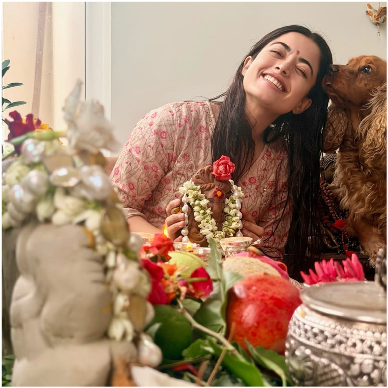 ರಶ್ಮಿಕಾ ಮಂದಣ್ಣ ತಮ್ಮ ಮನೆಯಲ್ಲಿ ಗಣೇಶ ಮೂರ್ತಿಯನ್ನು ಕೈಯಲ್ಲಿ ಹಿಡಿದು, ತಮ್ಮ ಮುದ್ದಾದ ಸಾಕುನಾಯಿಯೊಂದಿಗೆ ನಗುಮೊಗದಿಂದ ಗಣೇಶ ಚತುರ್ಥಿಯ ಶುಭಾಶಯ ತಿಳಿಸಿದ್ದಾರೆ.