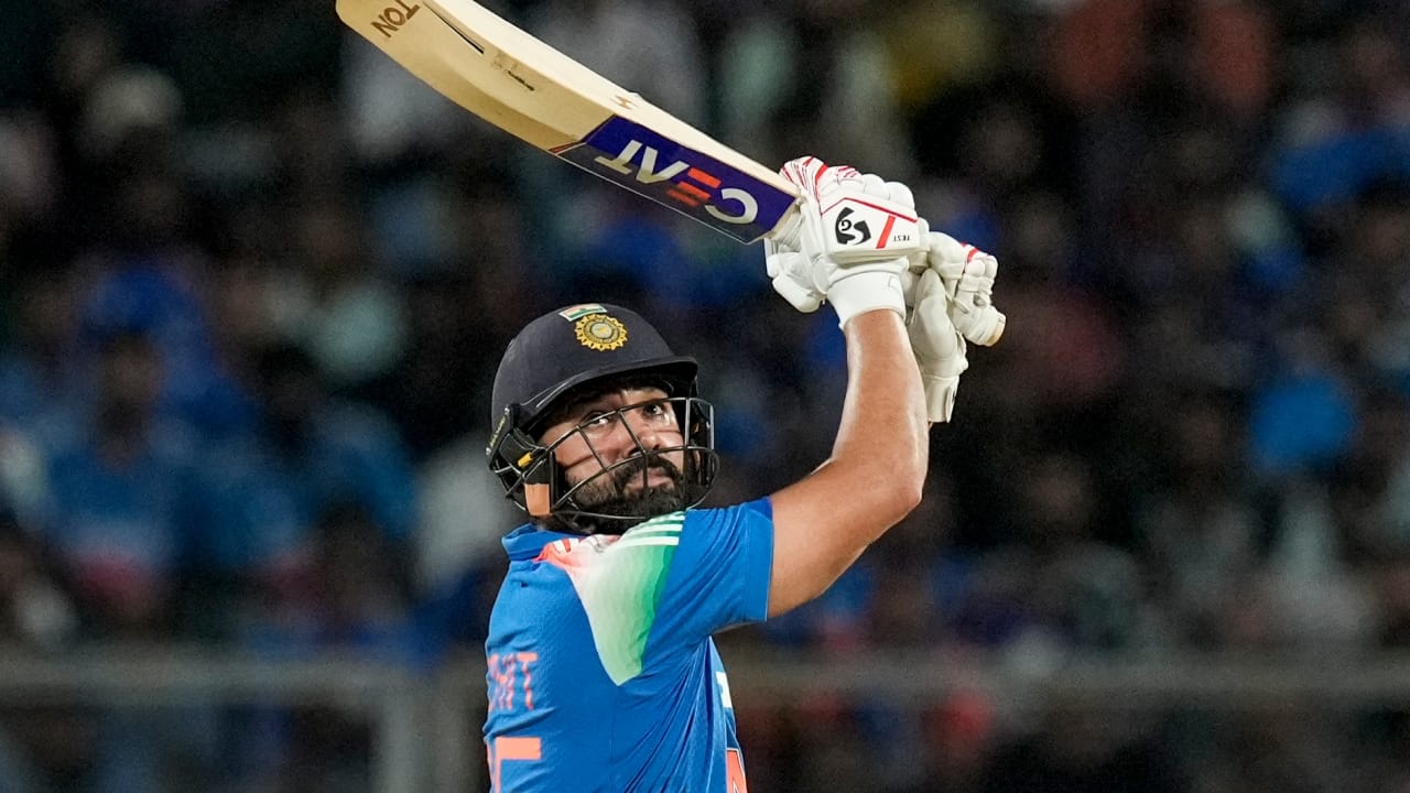 ಕಳೆದ ಪಂದ್ಯದಲ್ಲಿ ಉತ್ತಮ ಆರಂಭ ಪಡೆದು ಆ ಬಳಿಕ ವಿಕೆಟ್ ಒಪ್ಪಿಸಿದ್ದ ಮಾಜಿ ನಾಯಕ ರೋಹಿತ್ ಶರ್ಮಾ, ಈ ಪಂದ್ಯದಲ್ಲಿ ಅರ್ಧಶತಕದ ಇನ್ನಿಂಗ್ಸ್ ಆಡುವ ಮೂಲಕ ತಂಡವನ್ನು 100 ರನ್ಗಳ ಗಡಿ ದಾಟಿಸಿದ್ದಾರೆ. ರೋಹಿತ್ ಕೇವಲ 32 ಎಸೆತಗಳಲ್ಲಿ ತಮ್ಮ ಅರ್ಧಶತಕ ಪೂರೈಸಿದರು. ಇದರಲ್ಲಿ 4 ಸಿಕ್ಸರ್ಗಳನ್ನು ಬಾರಿಸಿದರು(PC-PTI).