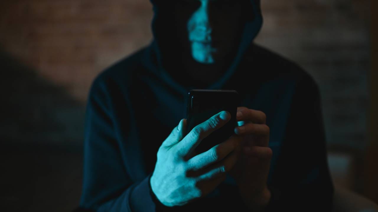 Scam Alert: ಎಐ ಬಯೋಮೆಟ್ರಿಕ್ ಸ್ಕ್ಯಾಮ್; ಅಪರಿಚಿತರ ಫೋನ್ ಮುಟ್ಟುವ ಮುನ್ನ ಎಚ್ಚರ; ಪ್ರಶಾಂತ್ ಜೋಗಿಮಠ್ ಜಾಗೃತಿ ವಿಡಿಯೋ