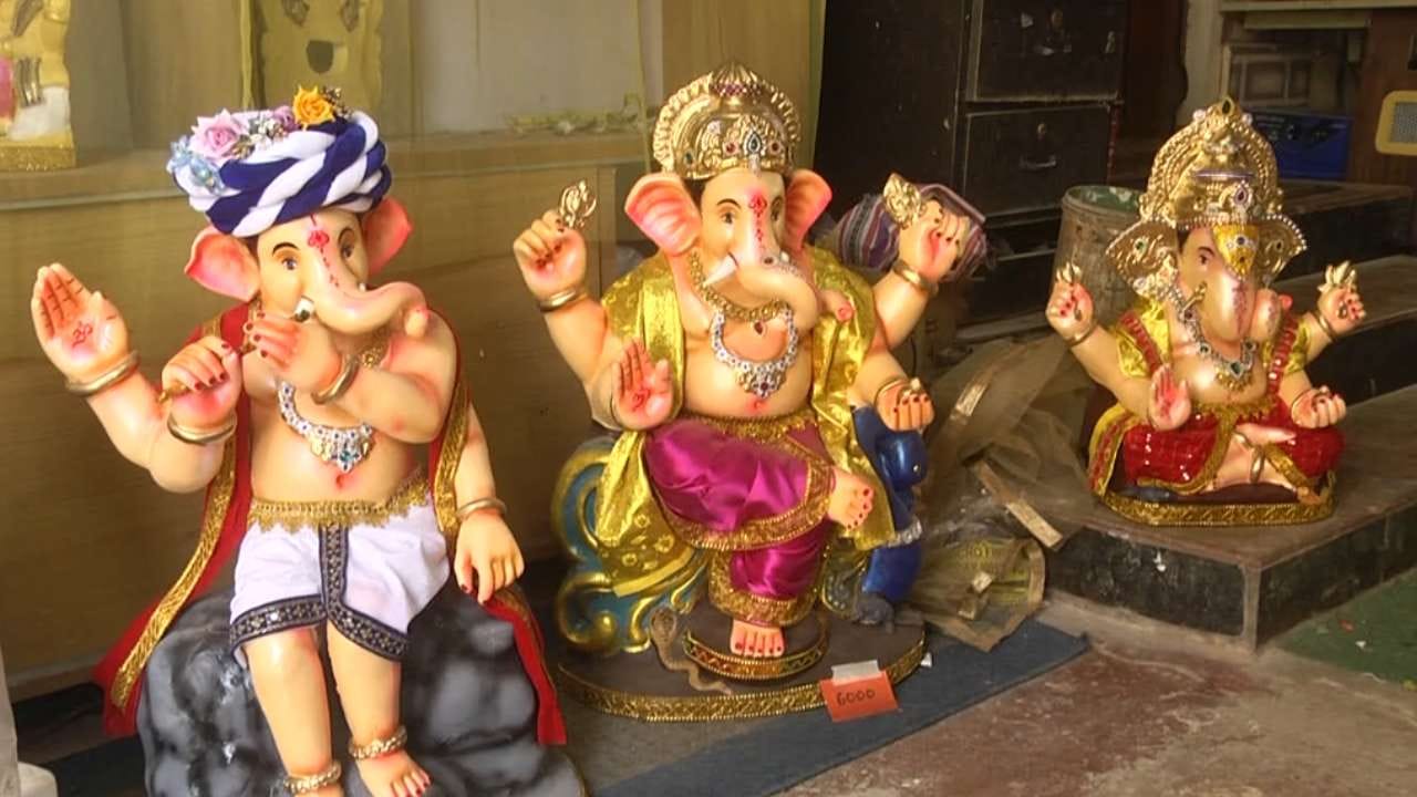 ಉತ್ತರ ಕರ್ನಾಟಕದಲ್ಲೇ ಅತಿ ವಿಜೃಂಭಣೆಯಿಂದ ಗಣೇಶೋತ್ಸವ ಆಚರಿಸುವ ಹುಬ್ಬಳ್ಳಿ-ಧಾರವಾಡ ಅವಳಿ ನಗರದಲ್ಲಿ ಈ ಹಿಂದೆ ಶೇ. 60ರಷ್ಟು ಕೊಲ್ಲಾಪುರದ ಪಿಒಪಿ ಮೂರ್ತಿಗಳೇ ರಾರಾಜಿಸುತ್ತಿದ್ದವು. ಆದರೆ ಈಗ ಪಿಒಪಿ ಮೂರ್ತಿಗಳಿಗೆ ಬ್ರೇಕ್ ಬಿದ್ದಿದ್ದು, ಪರಿಸರ ಸ್ನೇಹಿ ಮಣ್ಣಿನ ಗಣಪನ ಪ್ರತಿಷ್ಠಾಪನೆಗೆ ಜನ ಒಲವು ತೋರುತ್ತಿದ್ದಾರೆ. (Image Credit: tv9 kannada)