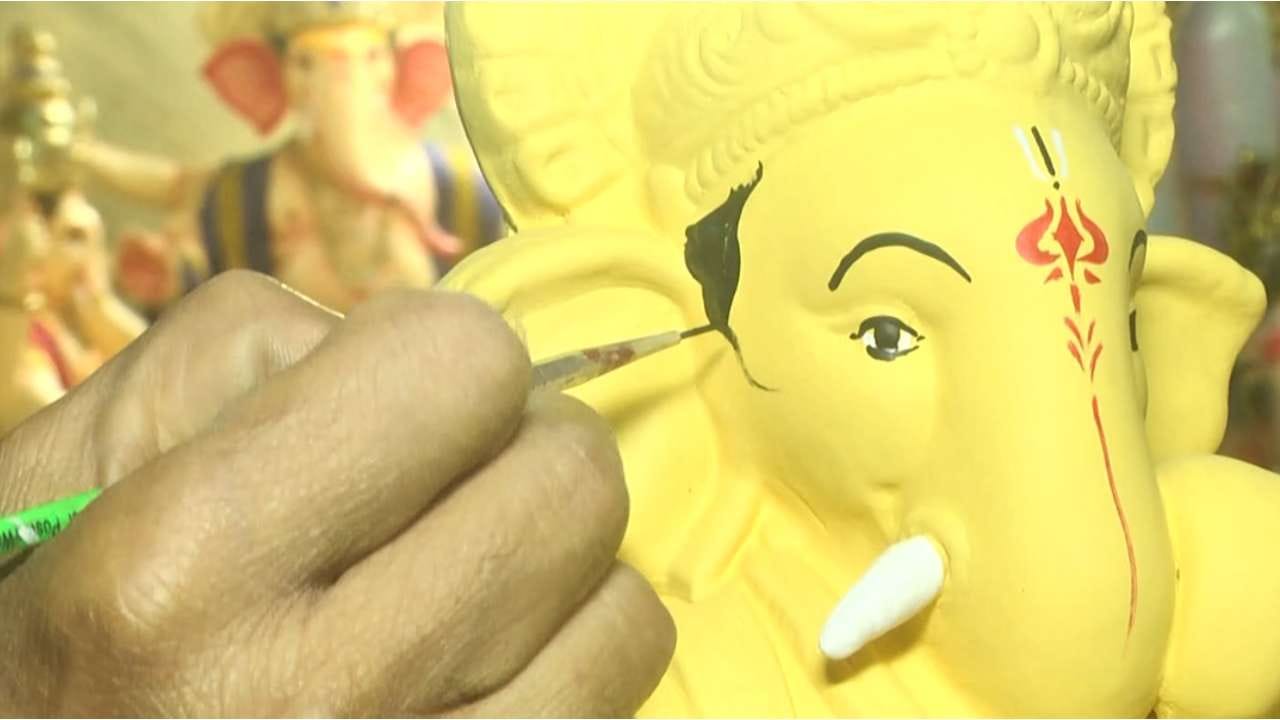 ಈ ಗಣಪತಿಗಳಿಗೆ ಯಾವುದೇ ರಾಸಾಯನಿಕ ಬಳಸದೆ ಇದ್ದಿಲು, ಅಷ್ಟಗಂಧ ಹಾಗೂ ಅರಿಶಿಣದಂತಹ ನೈಸರ್ಗಿಕ ಬಣ್ಣಗಳನ್ನೇ ಲೇಪಿಸಲಾಗುತ್ತದೆ. ನೀರಿನಲ್ಲಿಟ್ಟ ಕೇವಲ ಒಂದೇ ಗಂಟೆಯಲ್ಲಿ ಈ ಮೂರ್ತಿಗಳು ಸಂಪೂರ್ಣವಾಗಿ ಕರಗಿಹೋಗುತ್ತವೆ. (Image Credit: tv9 kannada)