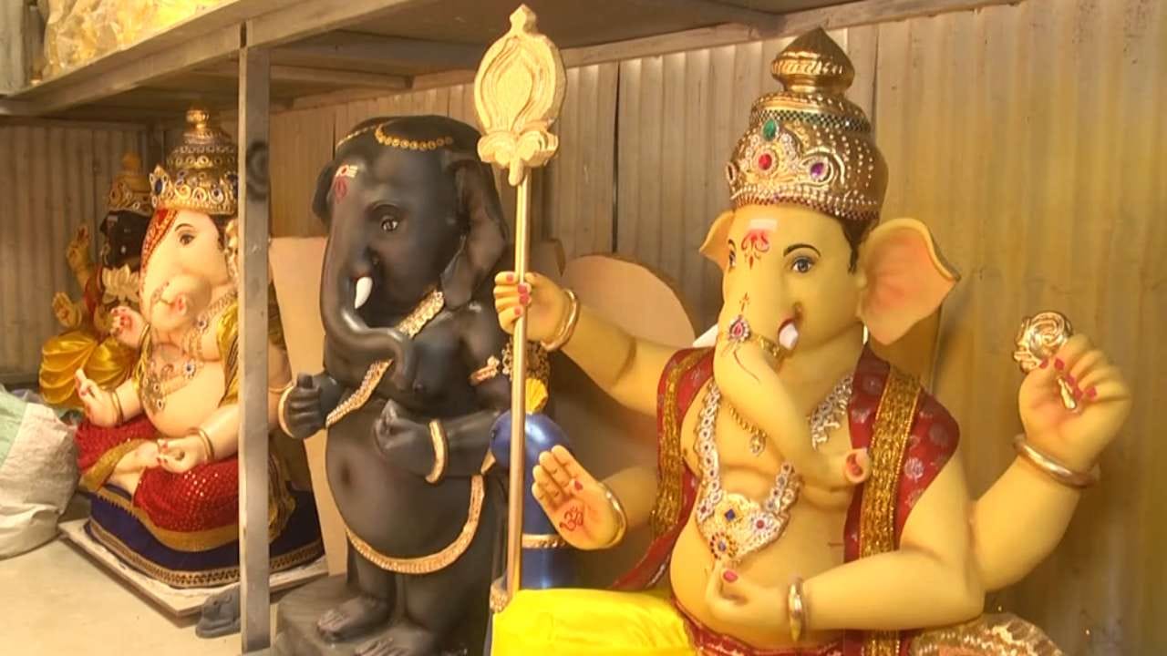 ಕೆರೆ-ಬಾವಿಗಳಲ್ಲಿ ವಿಸರ್ಜಿಸಿ ನೀರು ಕಲುಷಿತಗೊಳಿಸುವ ಬದಲು, ಮನೆಯಲ್ಲೇ ವಿಸರ್ಜಿಸಿ ಗಿಡ ಬೆಳೆಸುವ ಈ ಅಭಿಯಾನ ಸಂಪೂರ್ಣ ಯಶಸ್ಸು ಕಂಡಿದೆ. ವಿಸರ್ಜನೆಯ ನಂತರ ತಮ್ಮ ಮನೆಗಳಲ್ಲಿ ಹೆಮ್ಮರವಾಗಿ ಬೆಳೆದಿರುವ ಗಿಡಗಳ ಚಿತ್ರಗಳನ್ನು ಗ್ರಾಹಕರು ಹಂಚಿಕೊಳ್ಳುತ್ತಿರುವುದು ಕಲಾವಿದರ ಕುಟುಂಬಕ್ಕೆ ಅಪಾರ ಸಂತಸ ತಂದಿದೆ. (Image Credit: tv9 kannada)